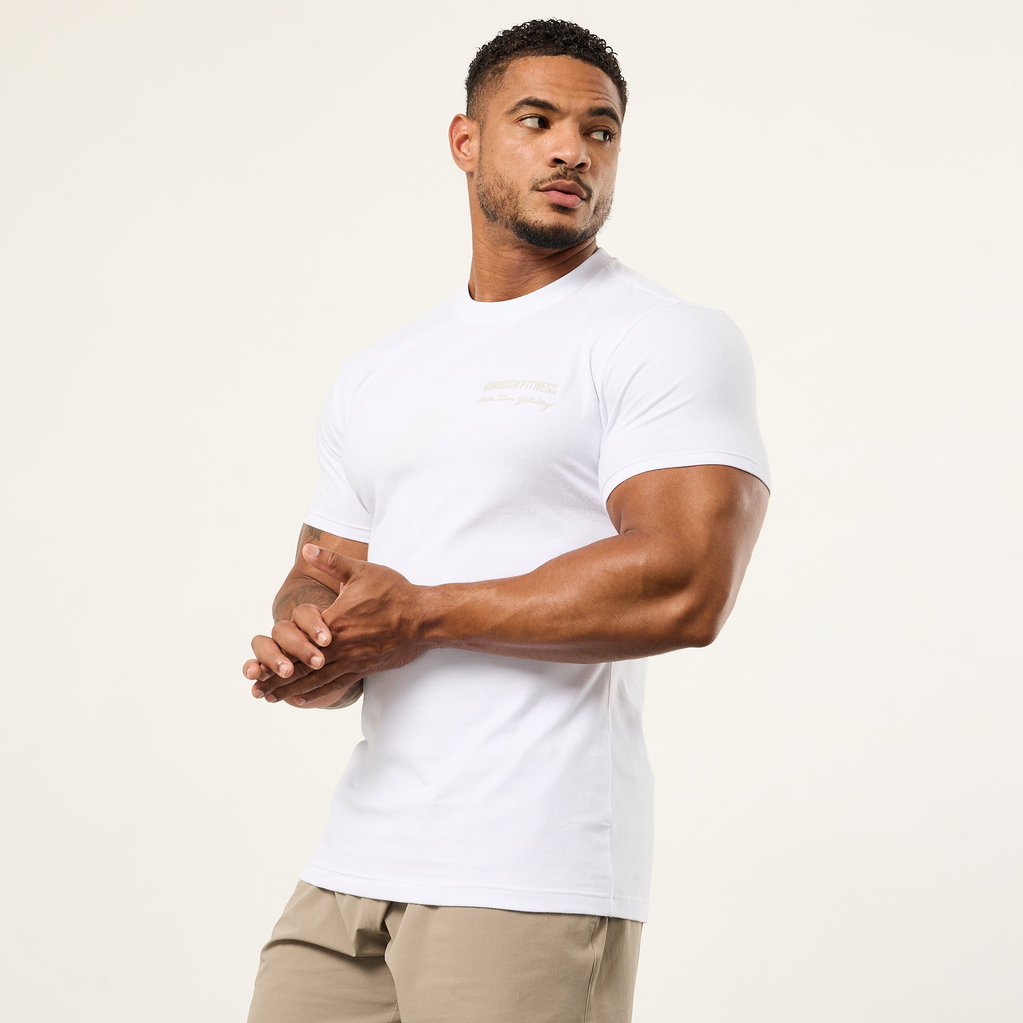 Vanquish – Tailliertes T-Shirt „Signature“ in Weiß
