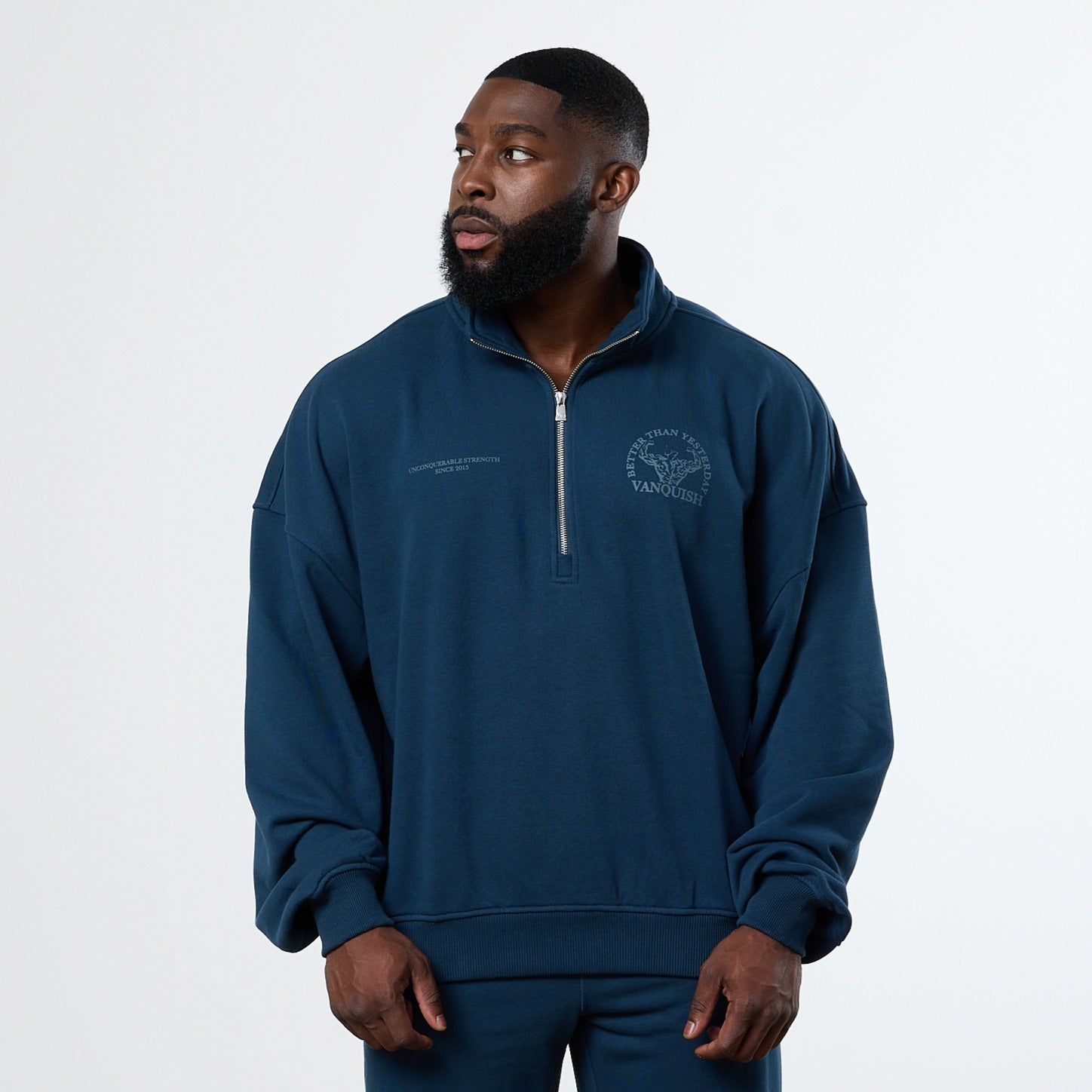 Vanquish – Unconquerable Strength – Pullover mit Viertelreißverschluss in Mitternachtsblau