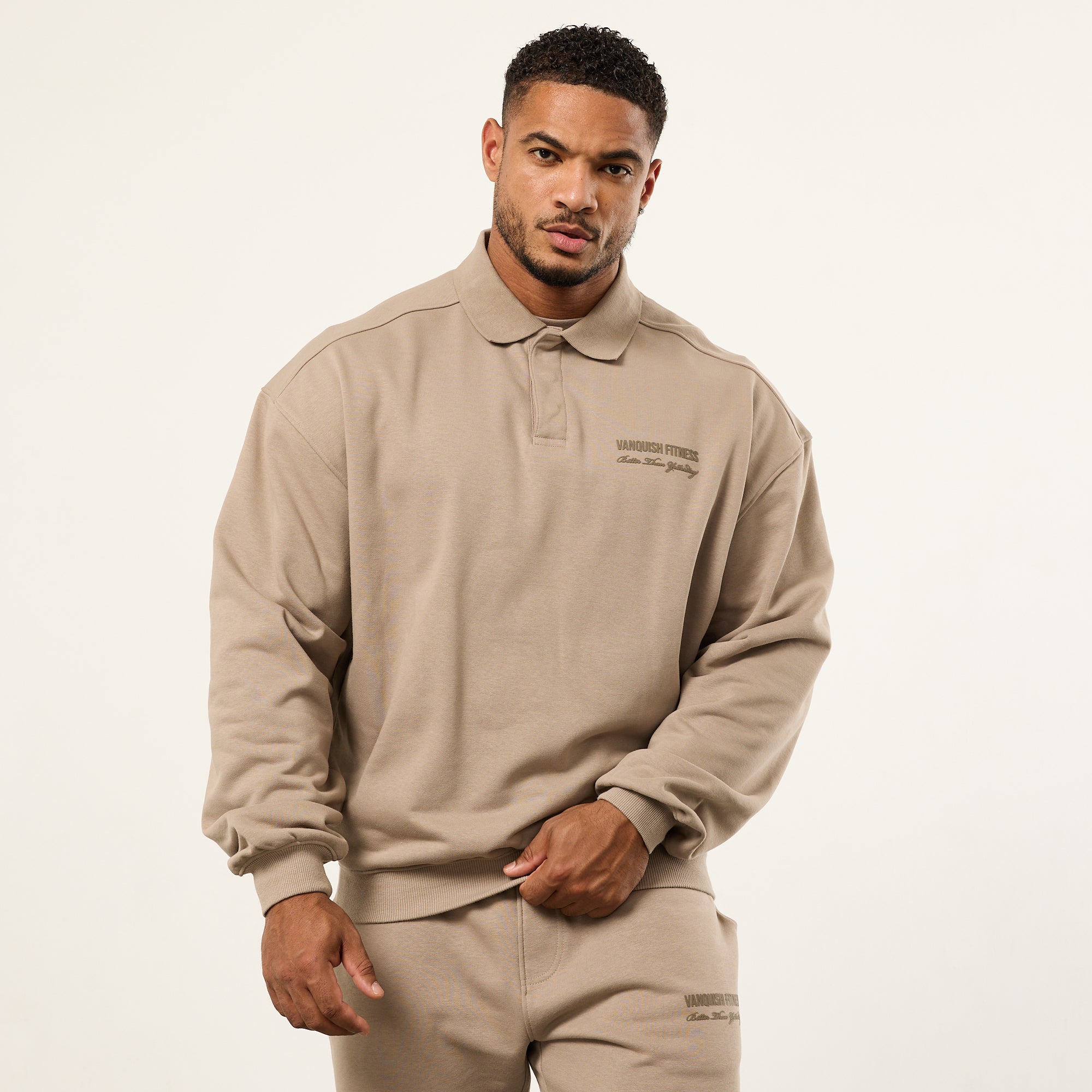 Vanquish Sandfarbener ubergroBer Pullover mit Kragen