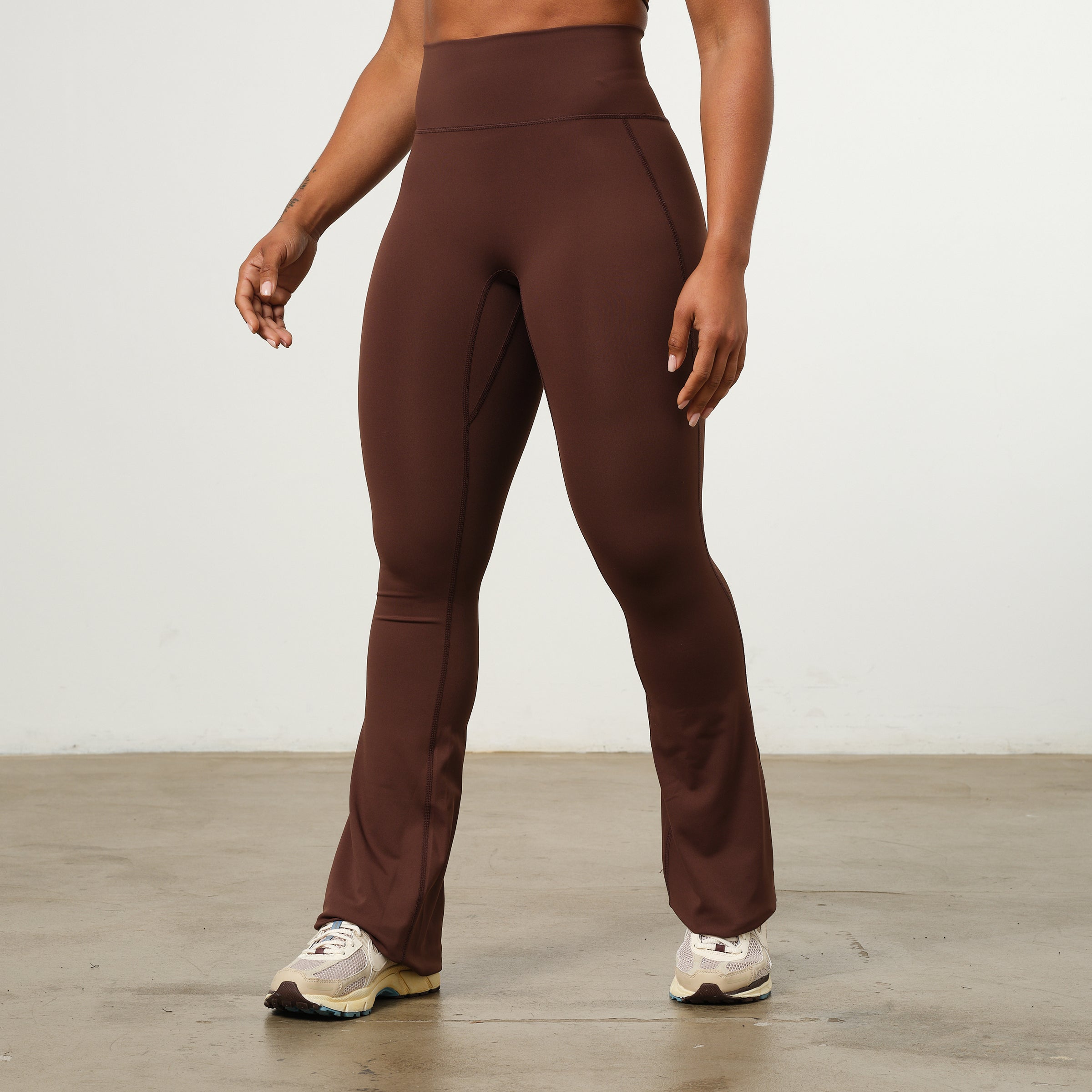 VANQUISH ENHANCE COFFEE BROWN PETITE HIGH-WAIST FLARED LEGGING