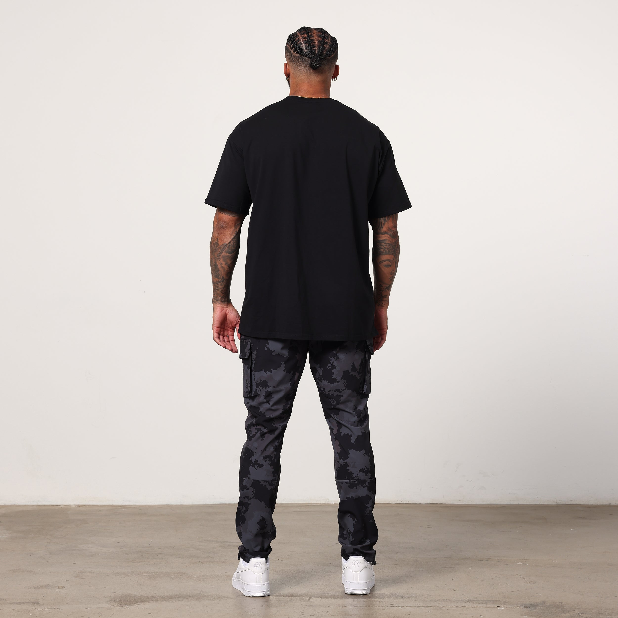 Vanquish Utility – Karottenhose in Schwarz mit Camouflage-Muster