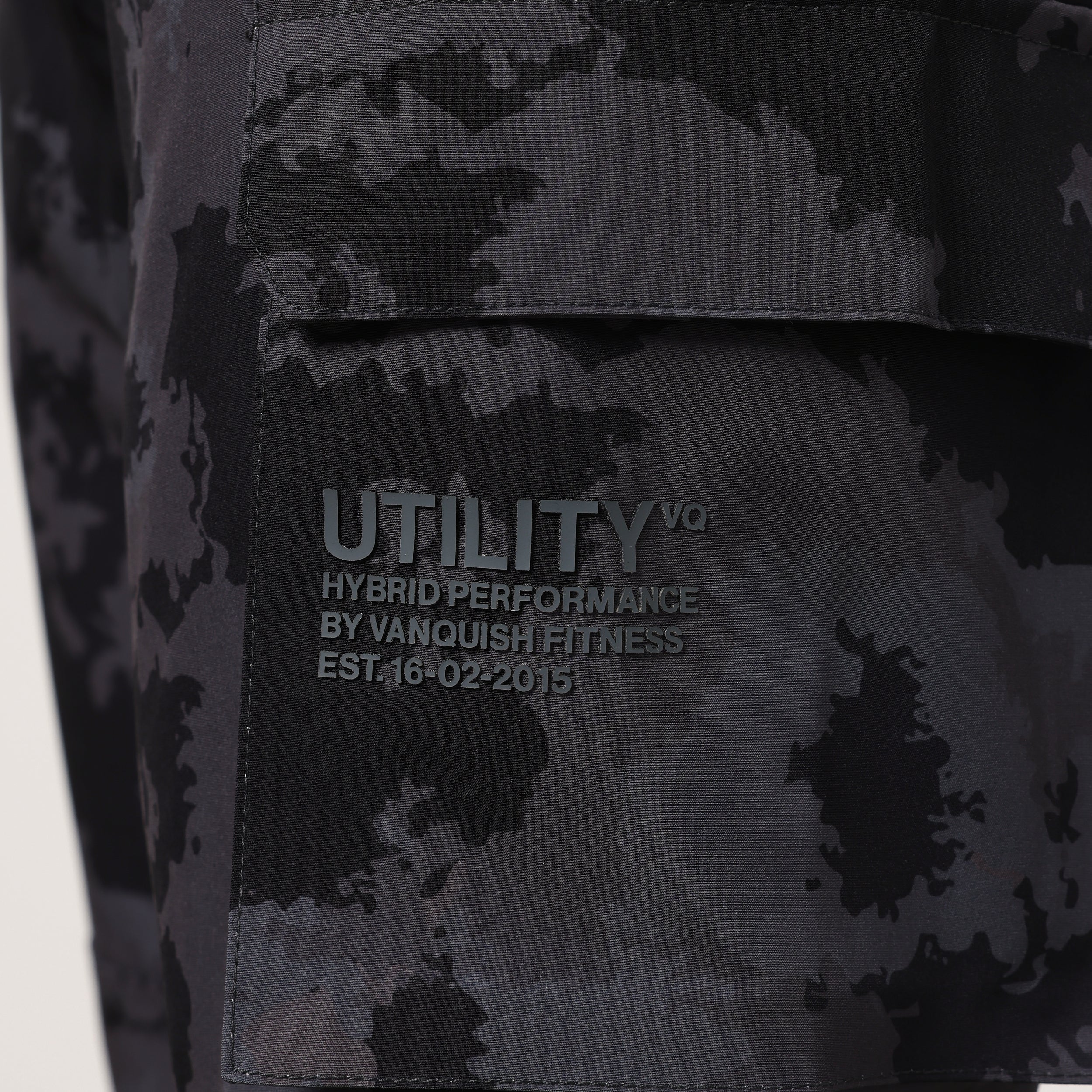 Vanquish Utility – Karottenhose in Schwarz mit Camouflage-Muster