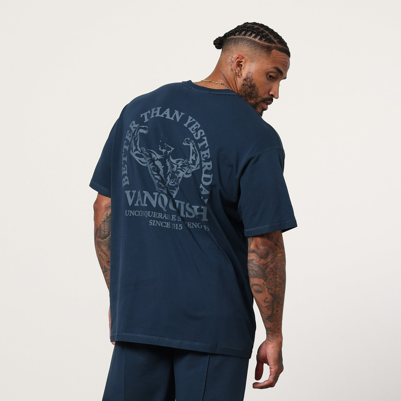 Vanquish – Übergroßes T-Shirt „Unconquerable Strength“ in Mitternachtsblau