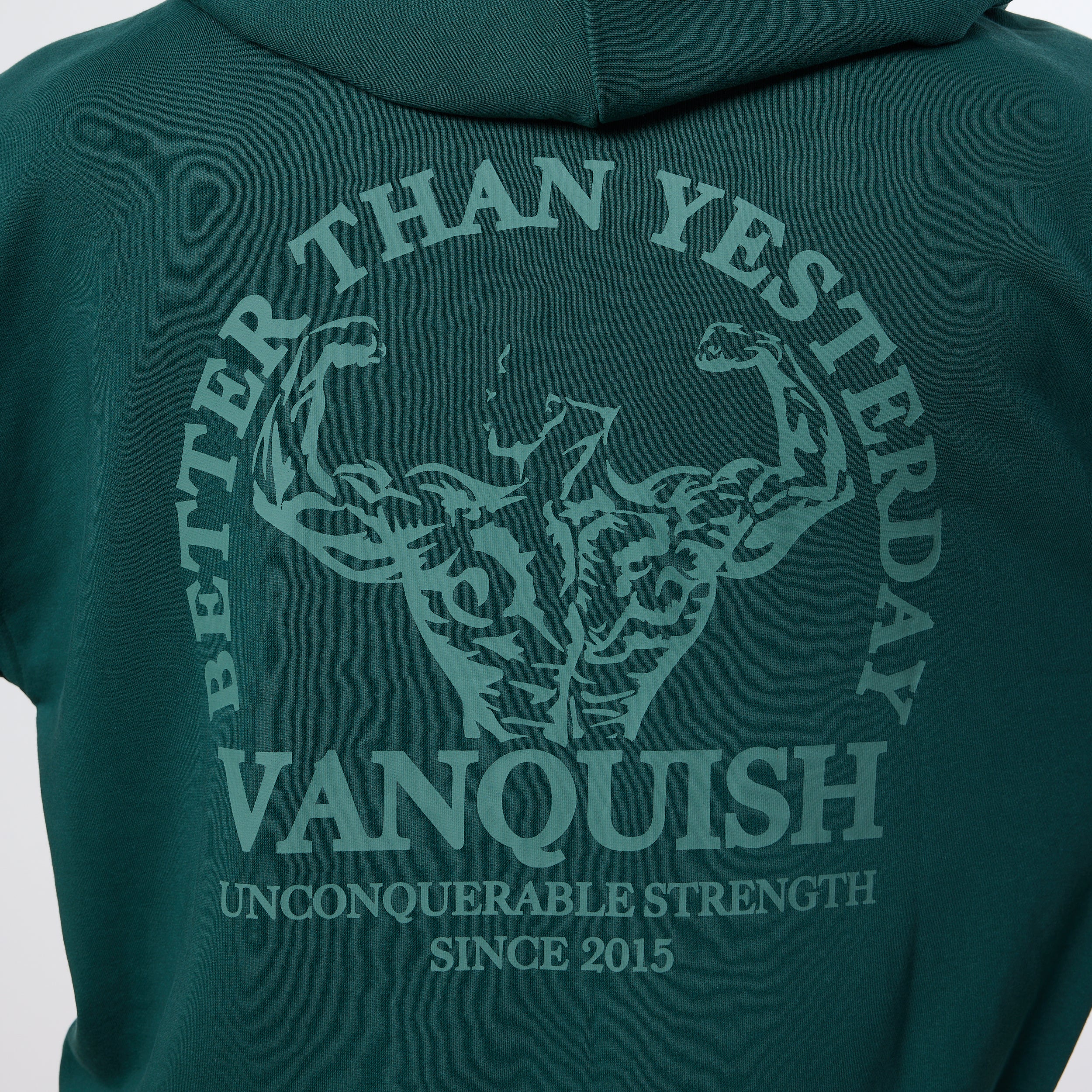 Vanquish – Kapuzenpullover „Unconquerable Strength“ in Waldgrün mit durchgehendem Reißverschluss