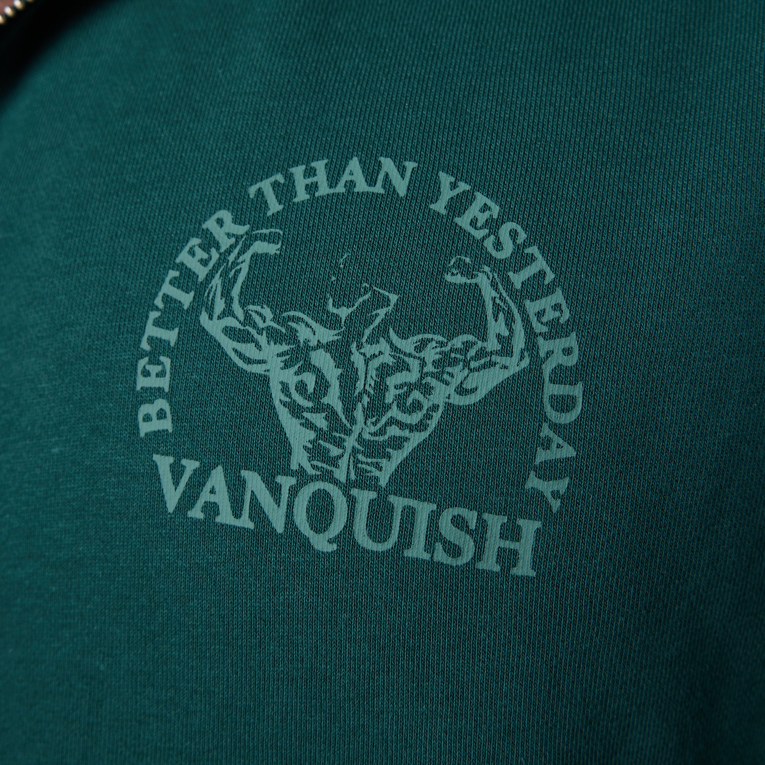 Vanquish – Kapuzenpullover „Unconquerable Strength“ in Waldgrün mit durchgehendem Reißverschluss