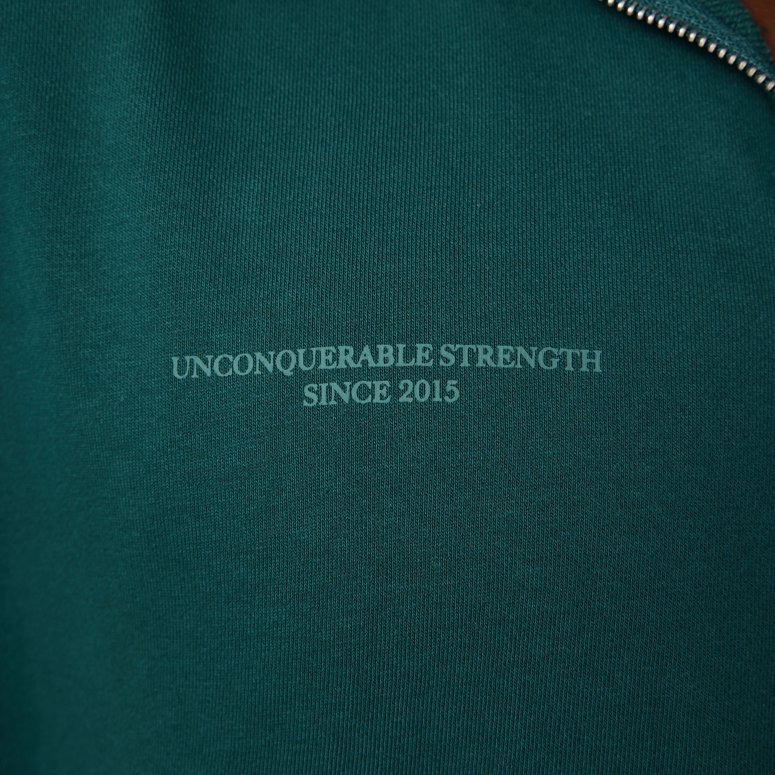 Vanquish – Kapuzenpullover „Unconquerable Strength“ in Waldgrün mit durchgehendem Reißverschluss