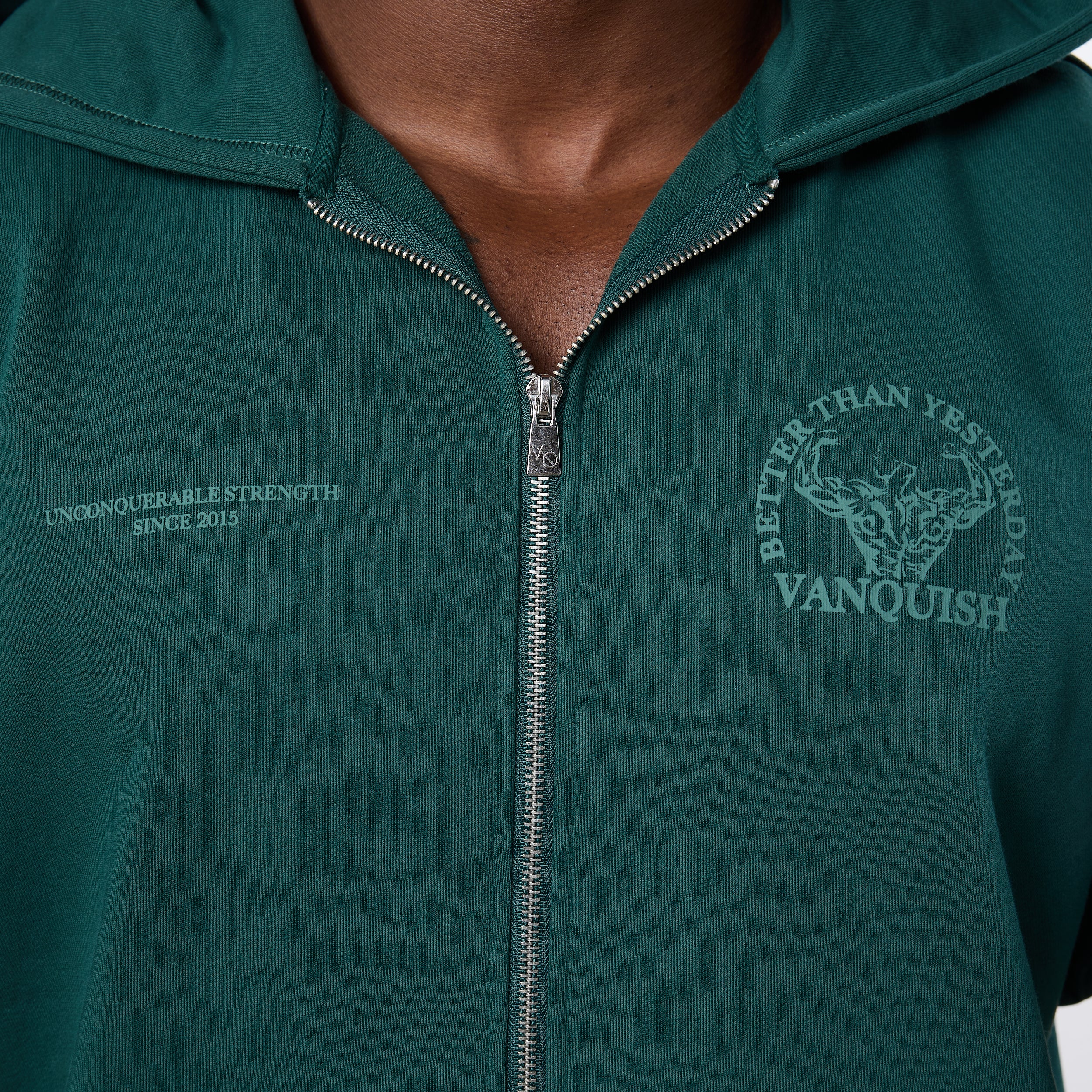 Vanquish – Kapuzenpullover „Unconquerable Strength“ in Waldgrün mit durchgehendem Reißverschluss