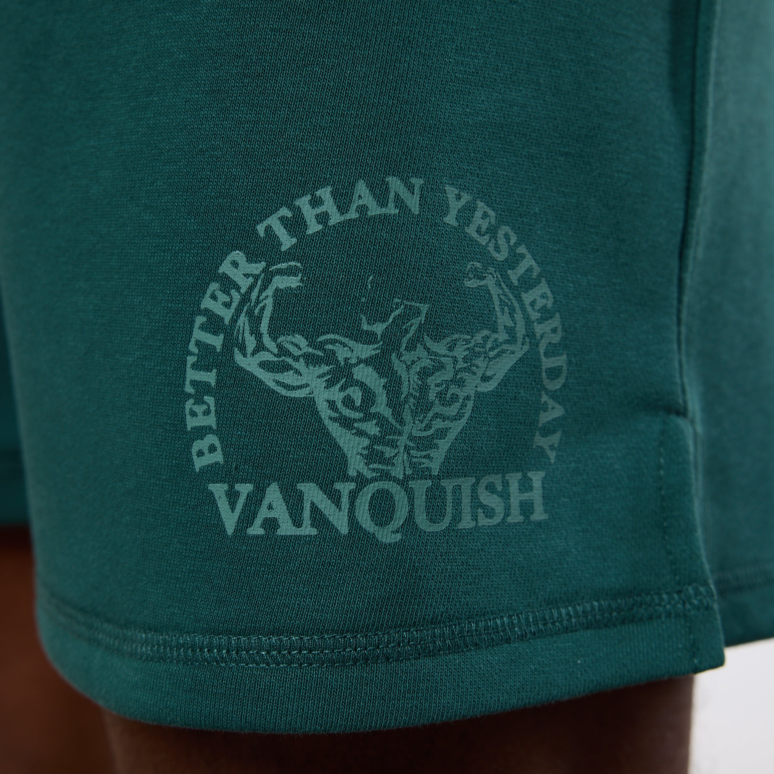 Vanquish – Unconquerable Strength – Shorts mit weitem Bein in Waldgrün