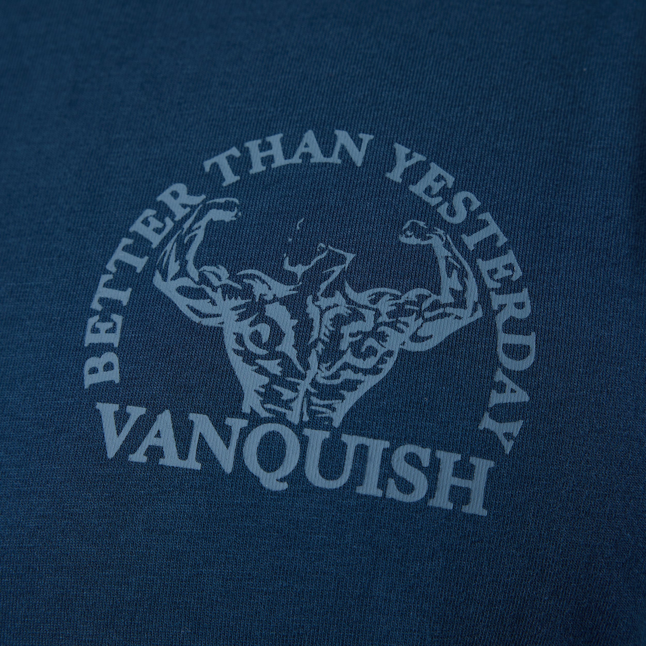 Vanquish – Übergroßes T-Shirt „Unconquerable Strength“ in Mitternachtsblau