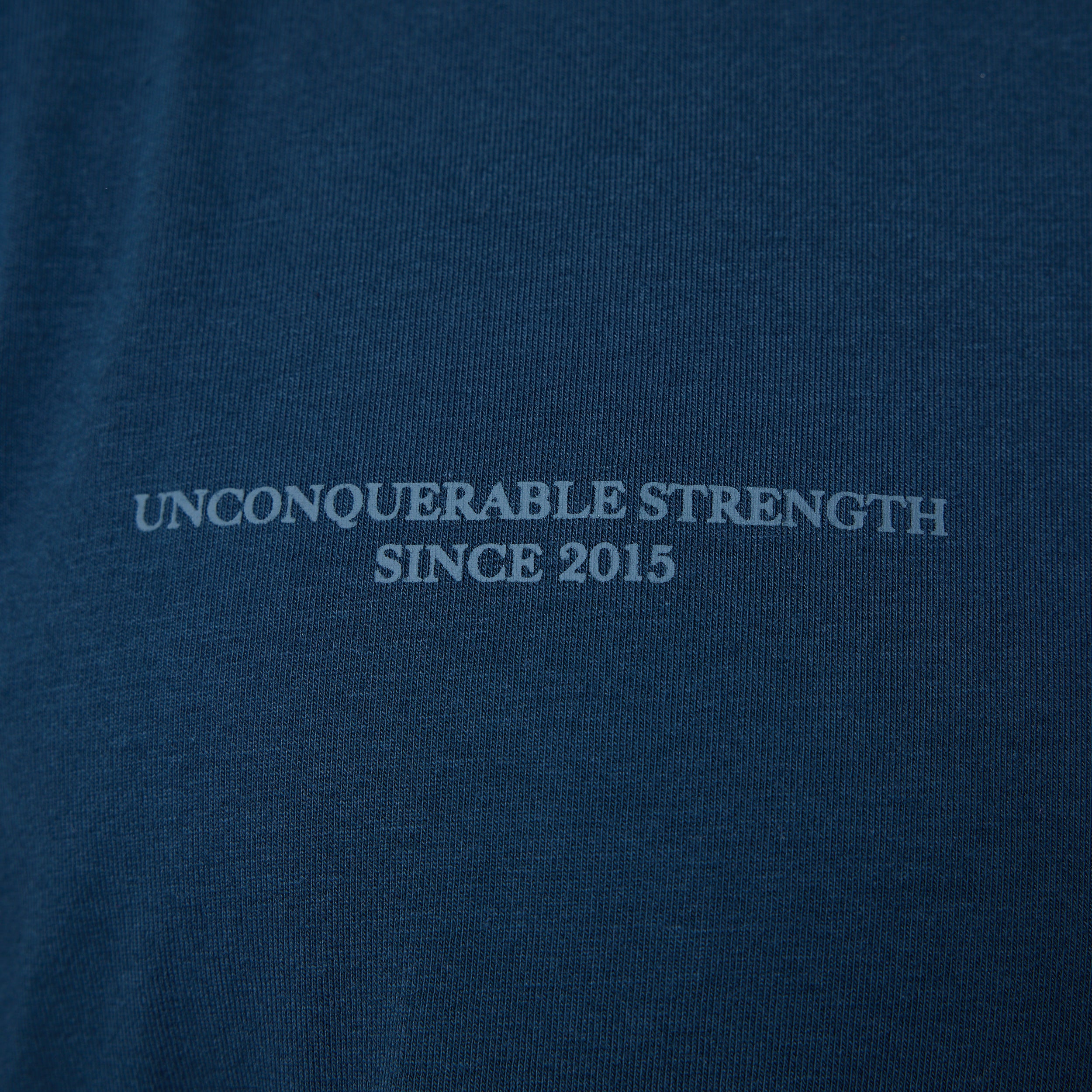 Vanquish – Übergroßes T-Shirt „Unconquerable Strength“ in Mitternachtsblau