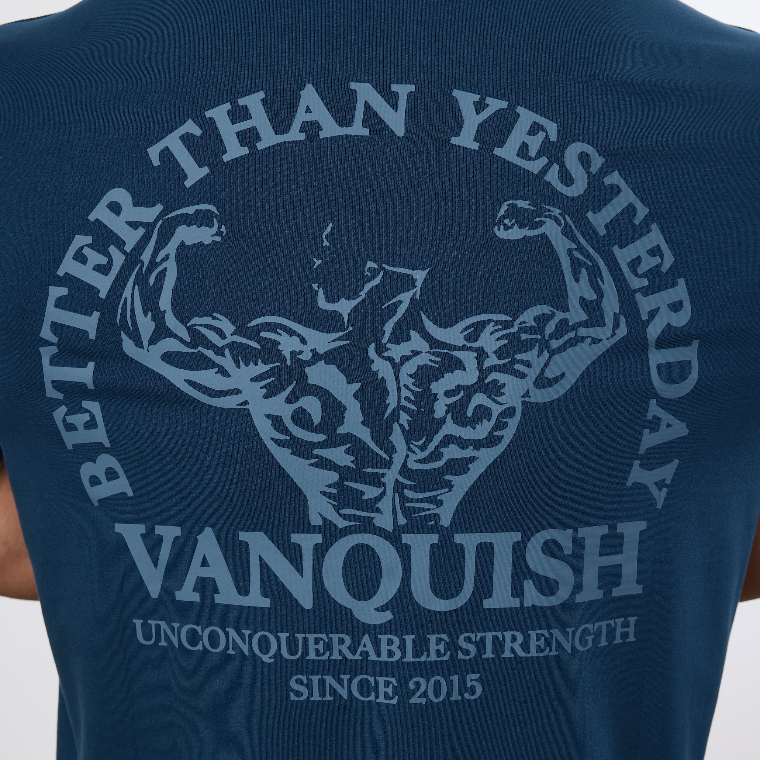 Vanquish – Übergroßes T-Shirt „Unconquerable Strength“ in Mitternachtsblau