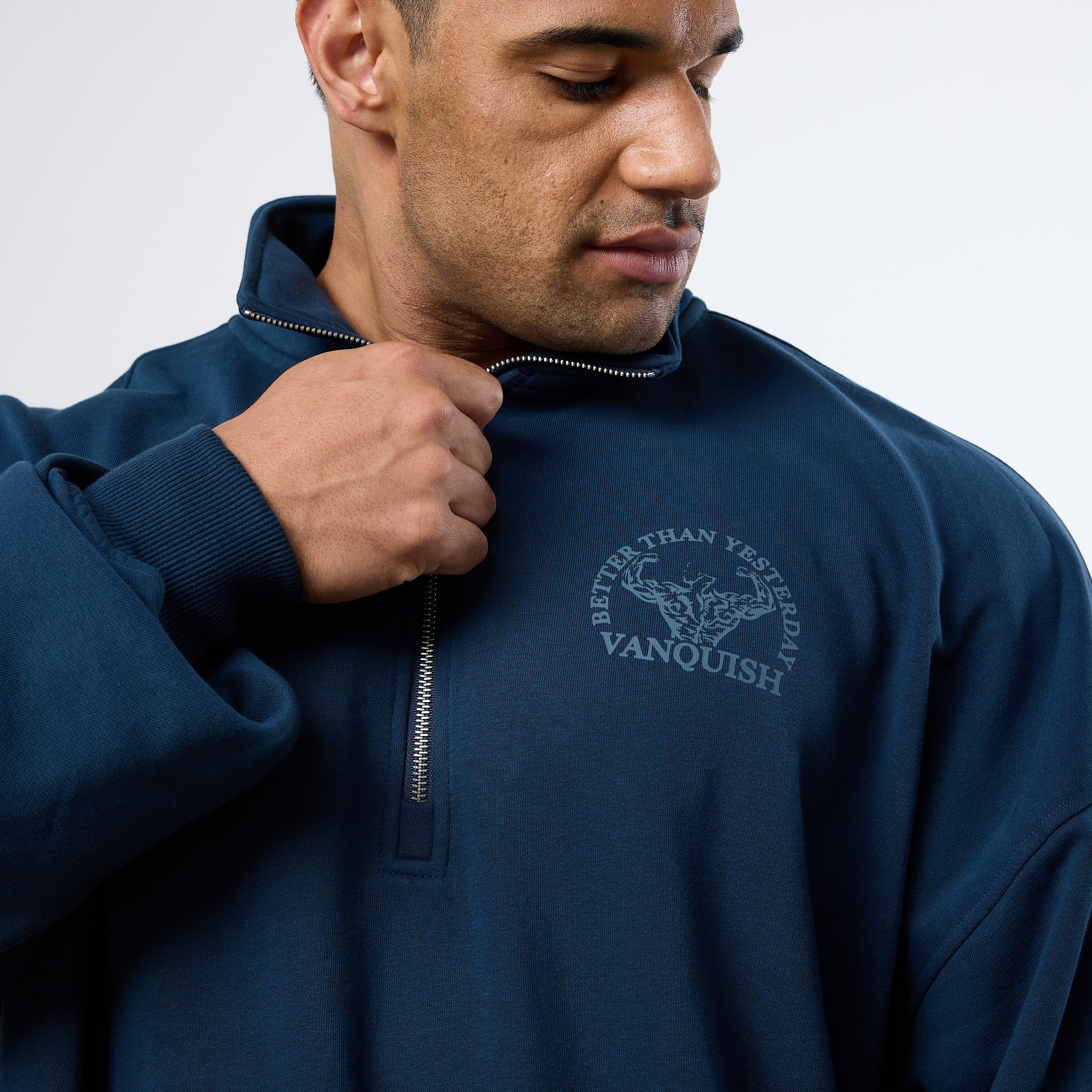 Vanquish – Unconquerable Strength – Pullover mit Viertelreißverschluss in Mitternachtsblau