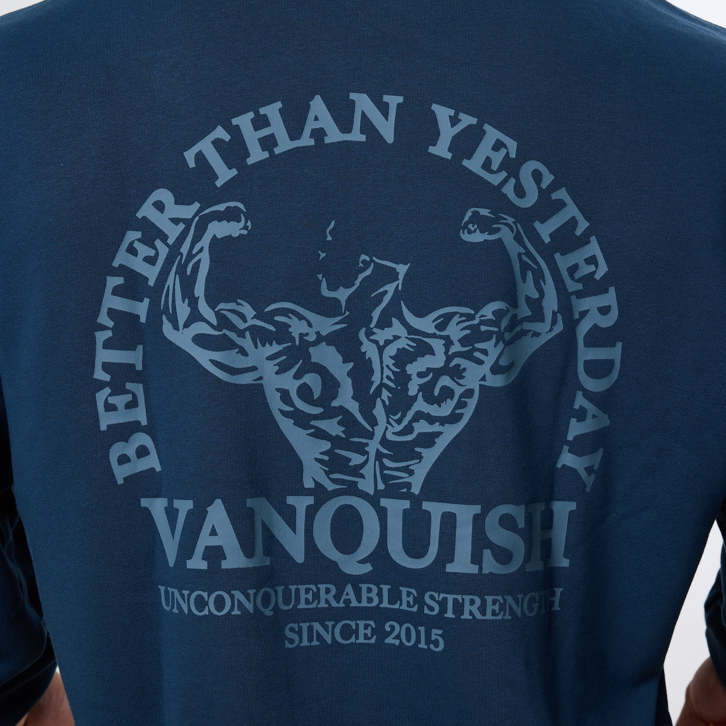 Vanquish – Unconquerable Strength – Pullover mit Viertelreißverschluss in Mitternachtsblau