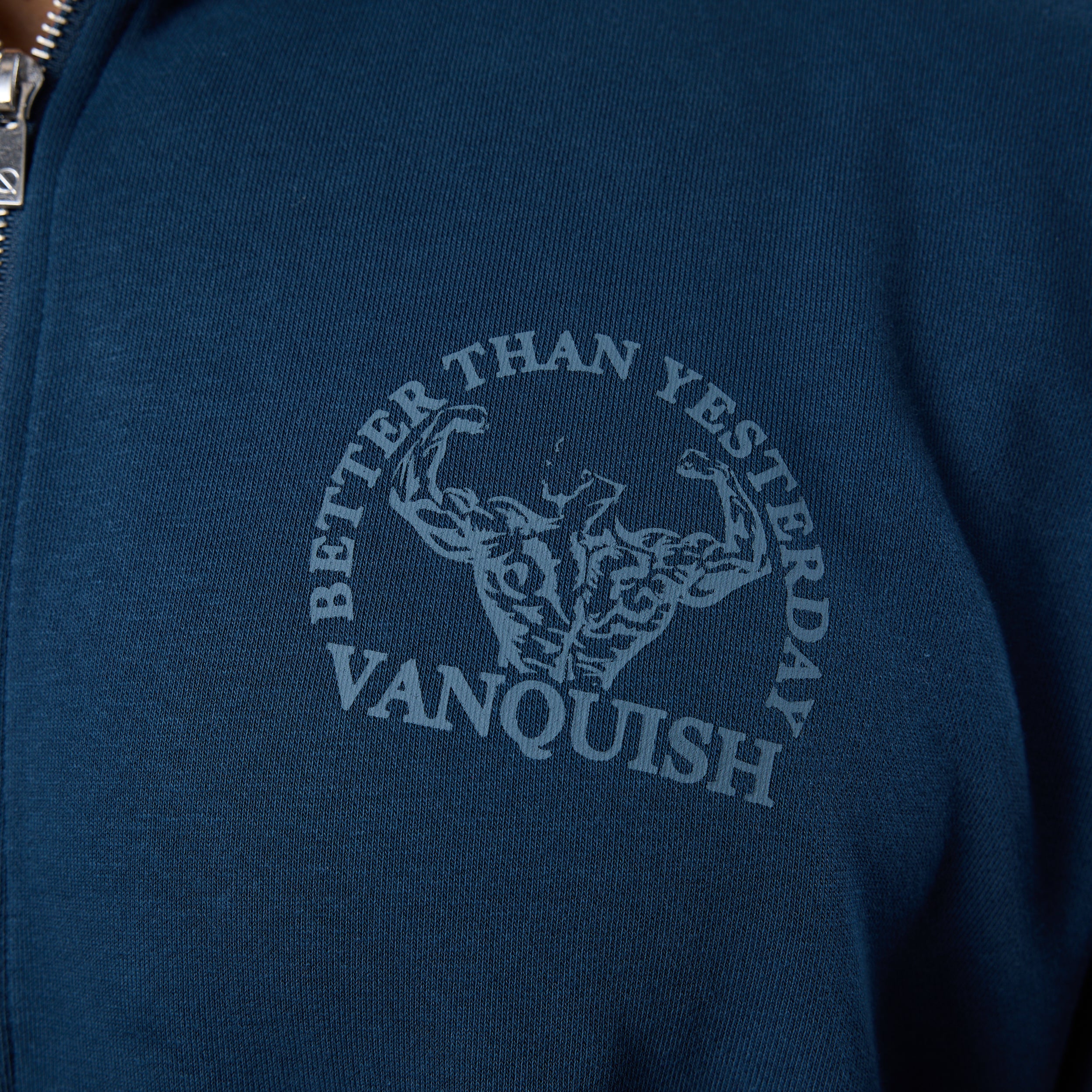 Vanquish – Unconquerable Strength – Pullover mit Viertelreißverschluss in Mitternachtsblau