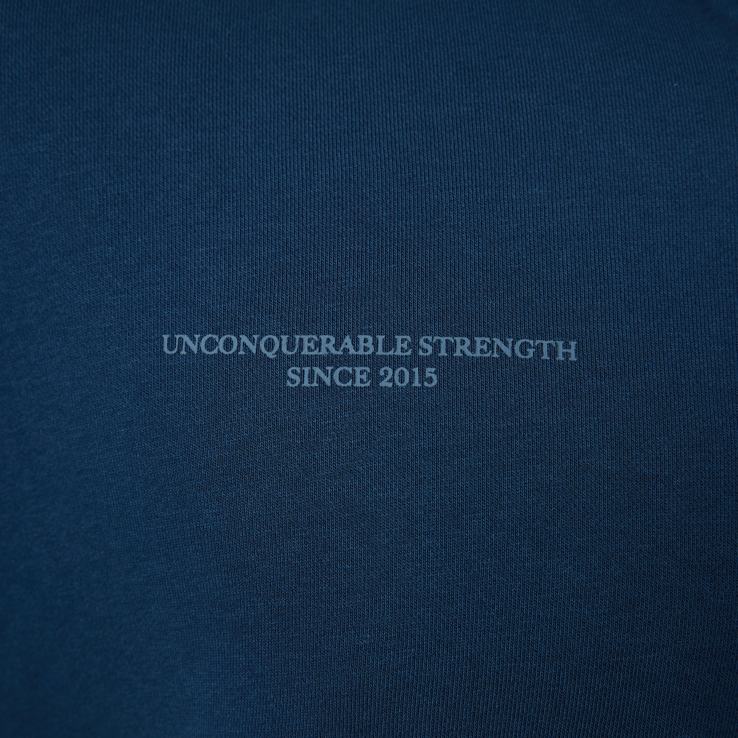 Vanquish – Unconquerable Strength – Pullover mit Viertelreißverschluss in Mitternachtsblau