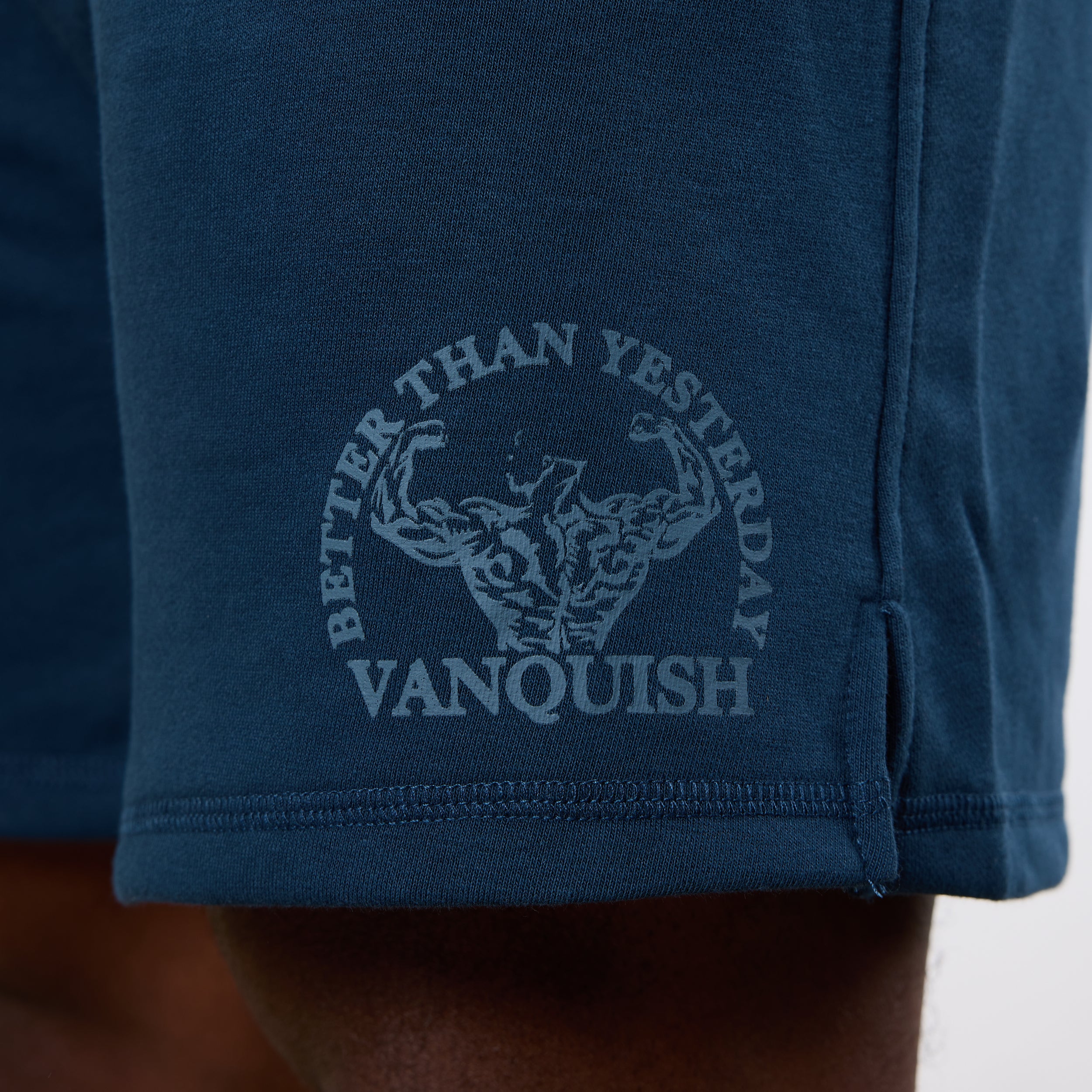 Vanquish – Unconquerable Strength – Shorts mit weitem Bein in Mitternachtsblau