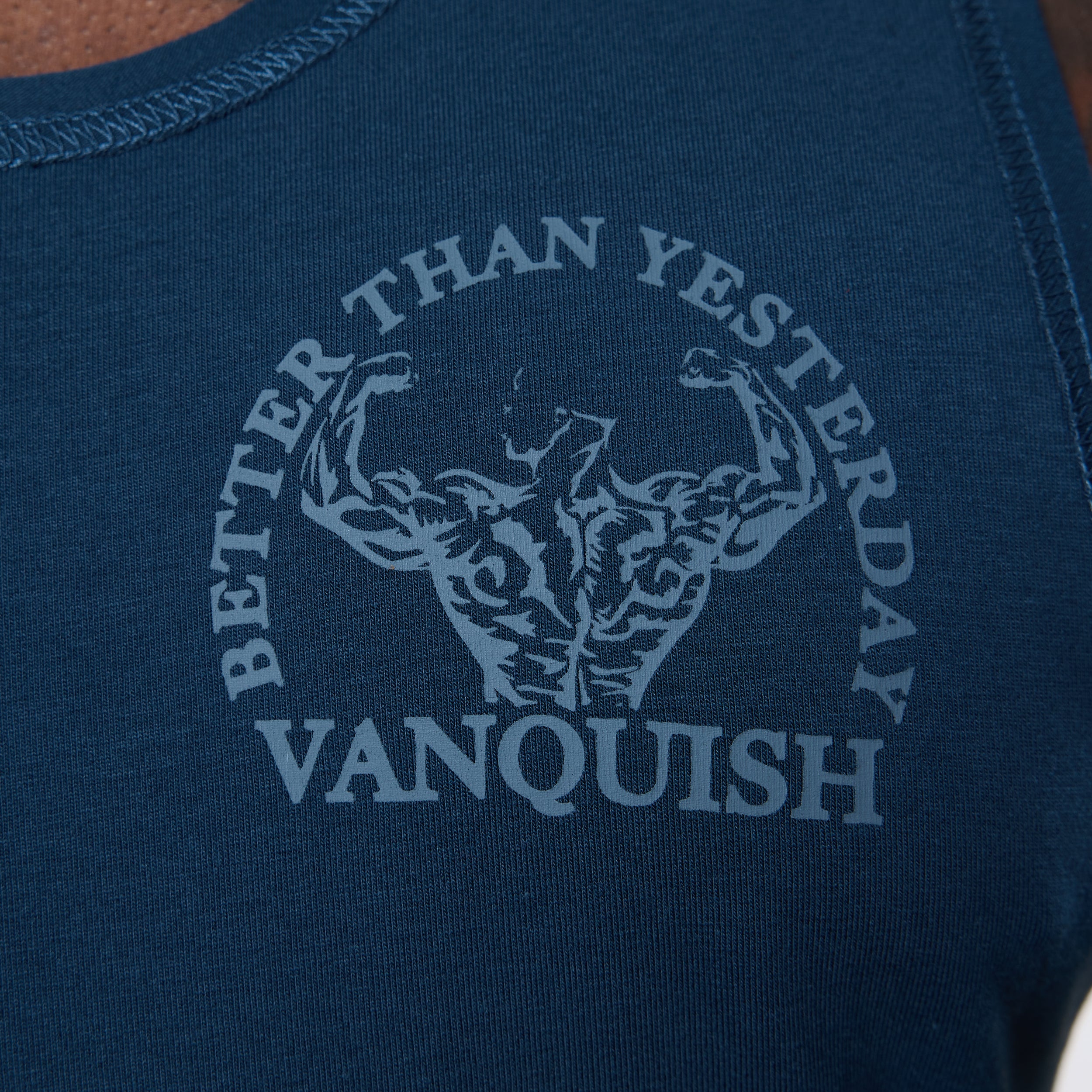 Vanquish – Tanktop „Unconquerable Strength“ in Mitternachtsblau