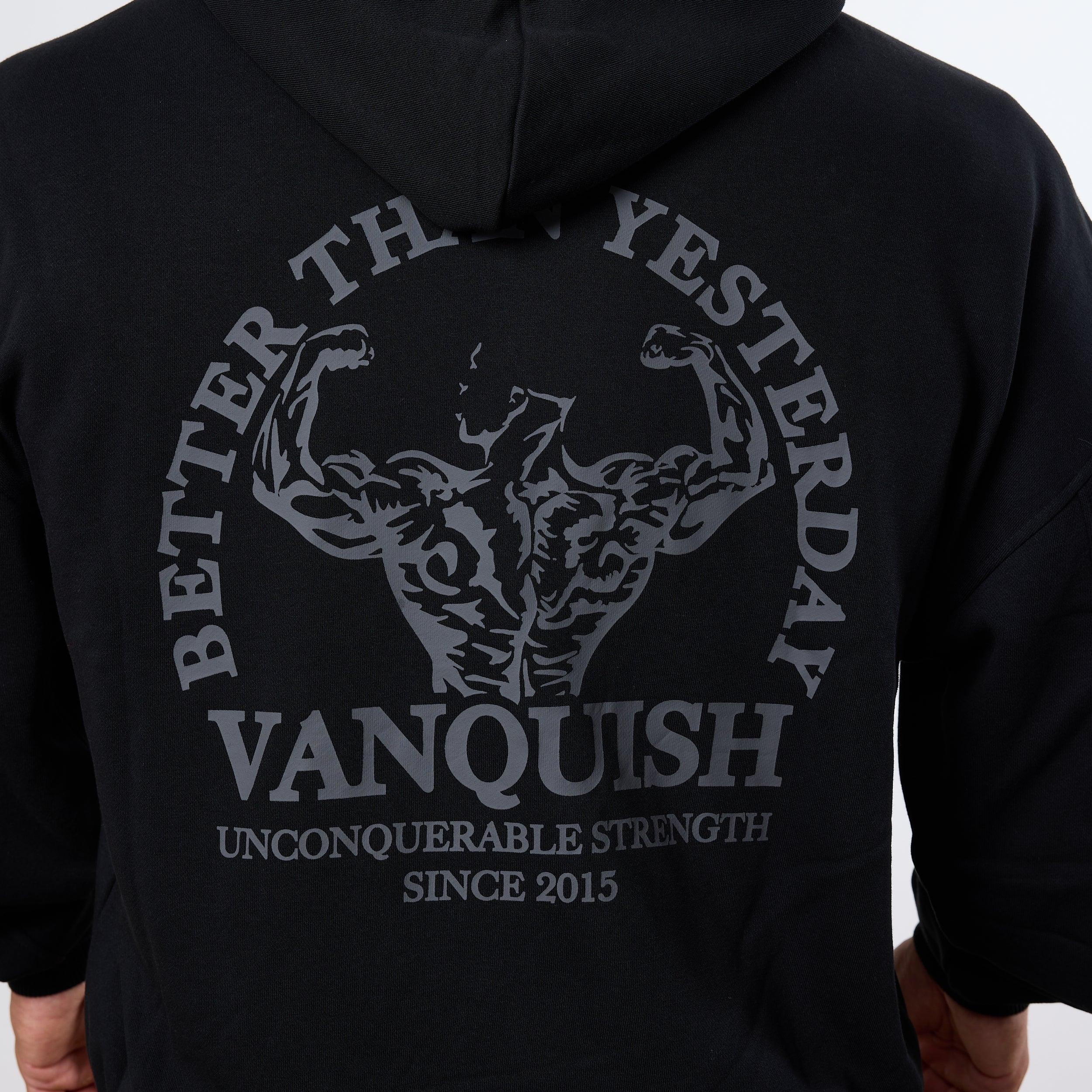 Vanquish – Kapuzenpullover „Unconquerable Strength“ in Schwarz mit durchgehendem Reißverschluss