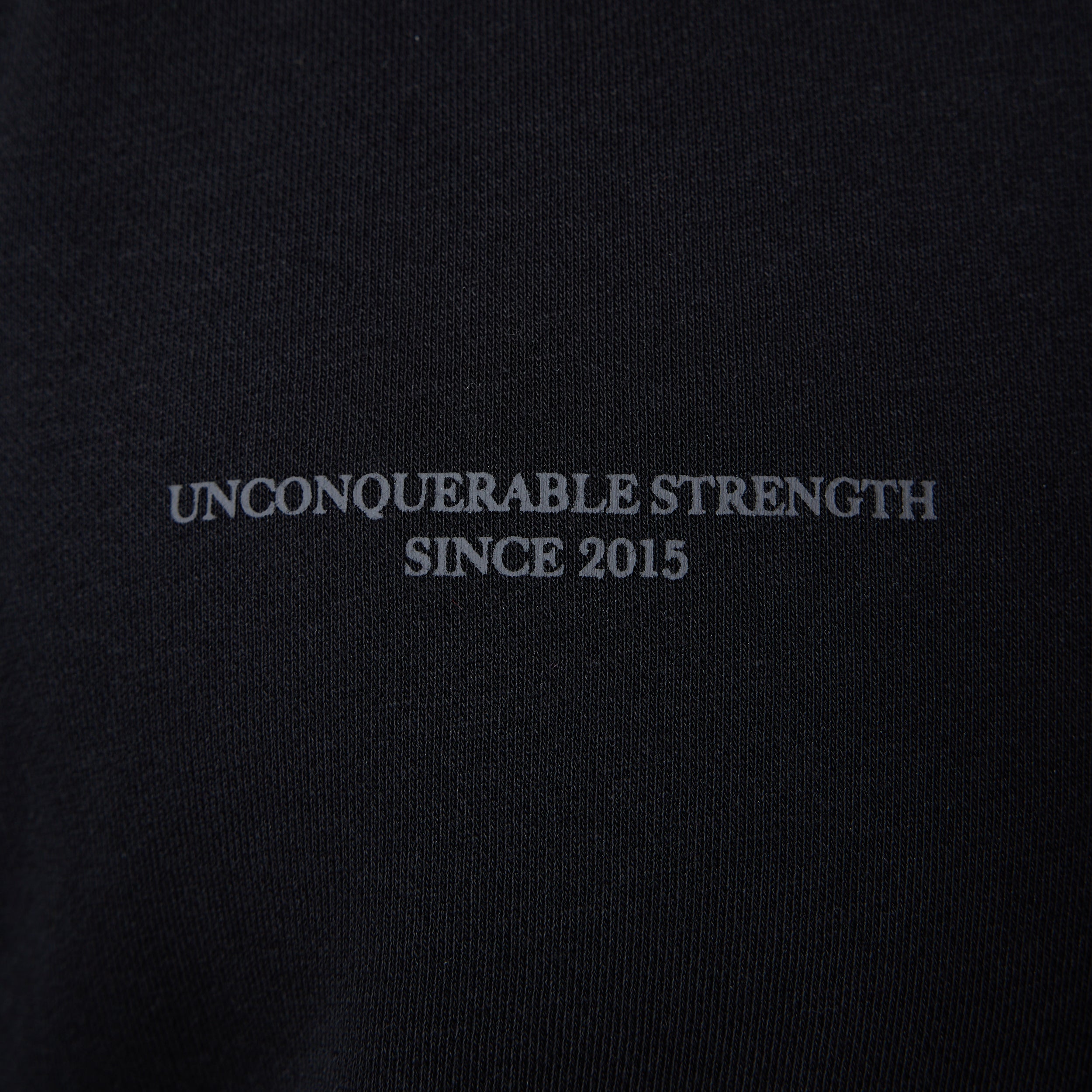 Vanquish – Kapuzenpullover „Unconquerable Strength“ in Schwarz mit durchgehendem Reißverschluss