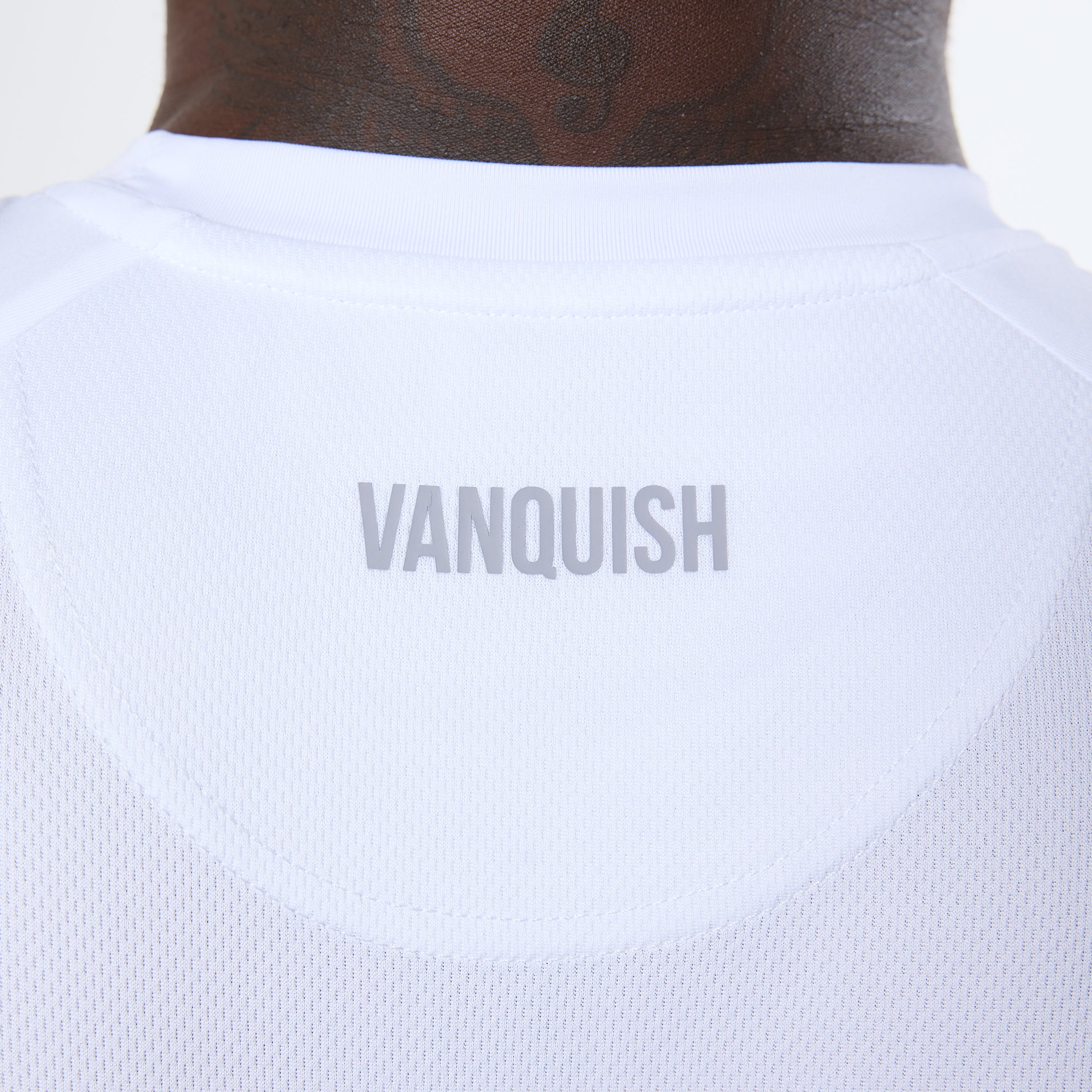 Vanquish – Essential – Übergroßes Performance-T-Shirt in Weiß