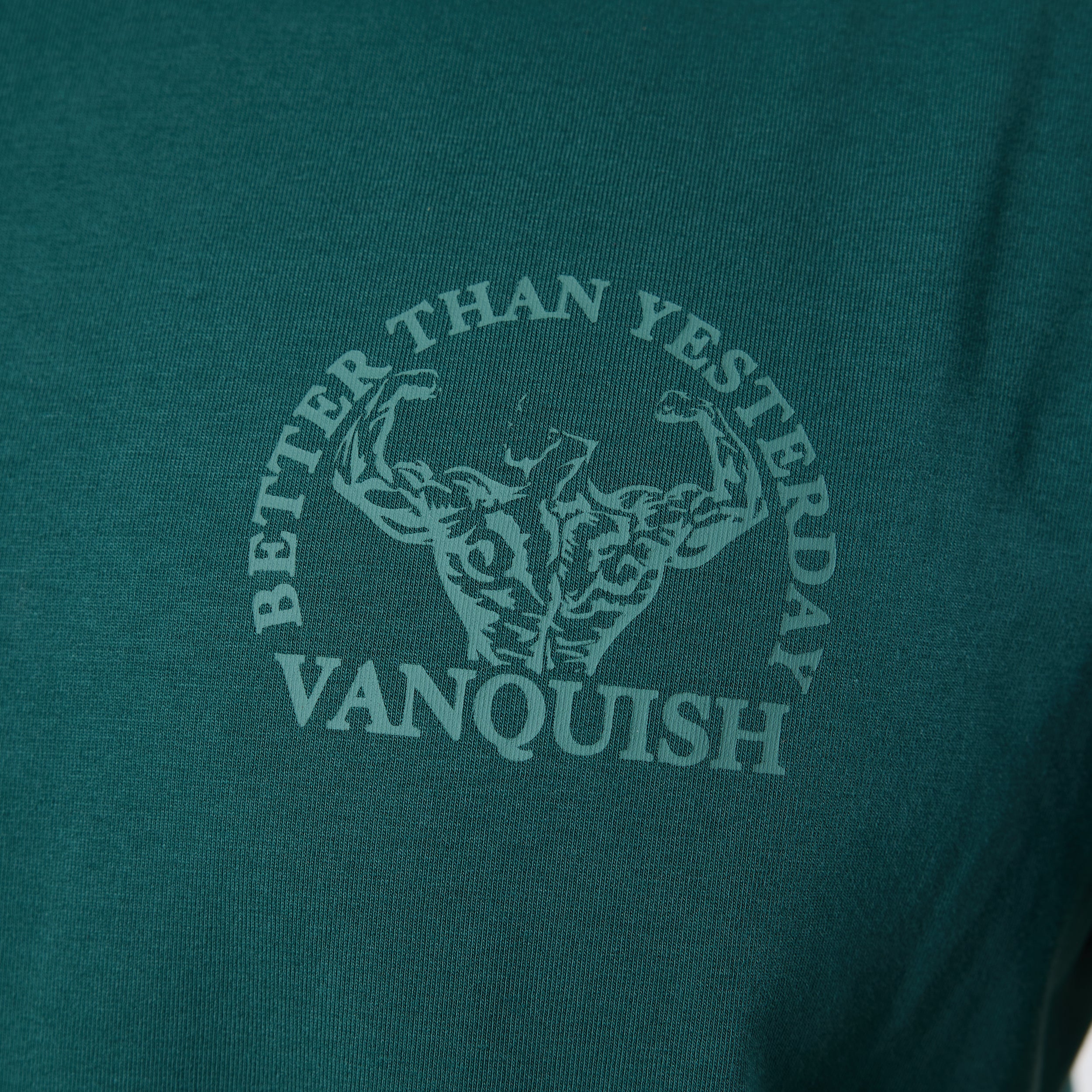 Vanquish – Übergroßes T-Shirt „Unconquerable Strength“ in Waldgrün