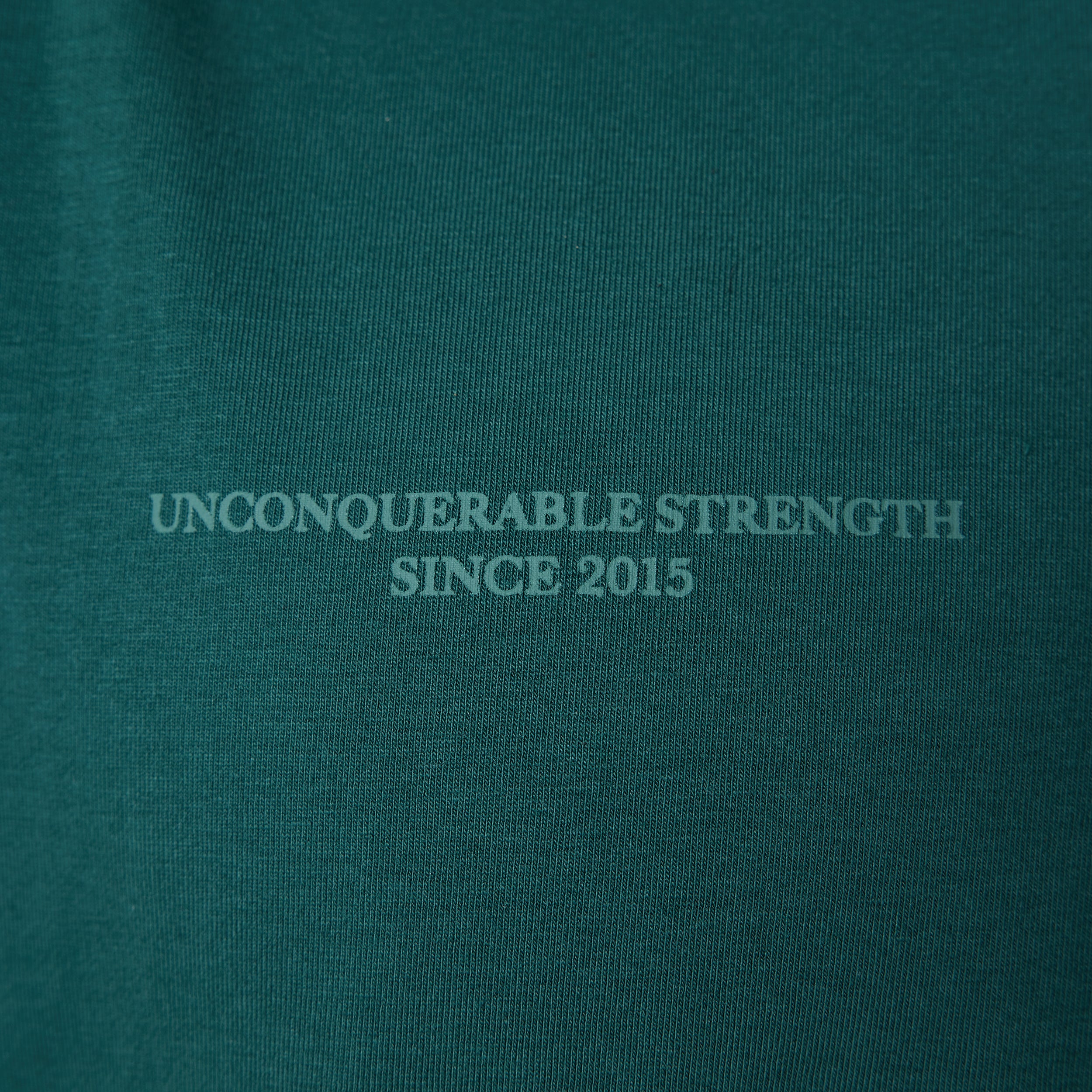 Vanquish – Übergroßes T-Shirt „Unconquerable Strength“ in Waldgrün