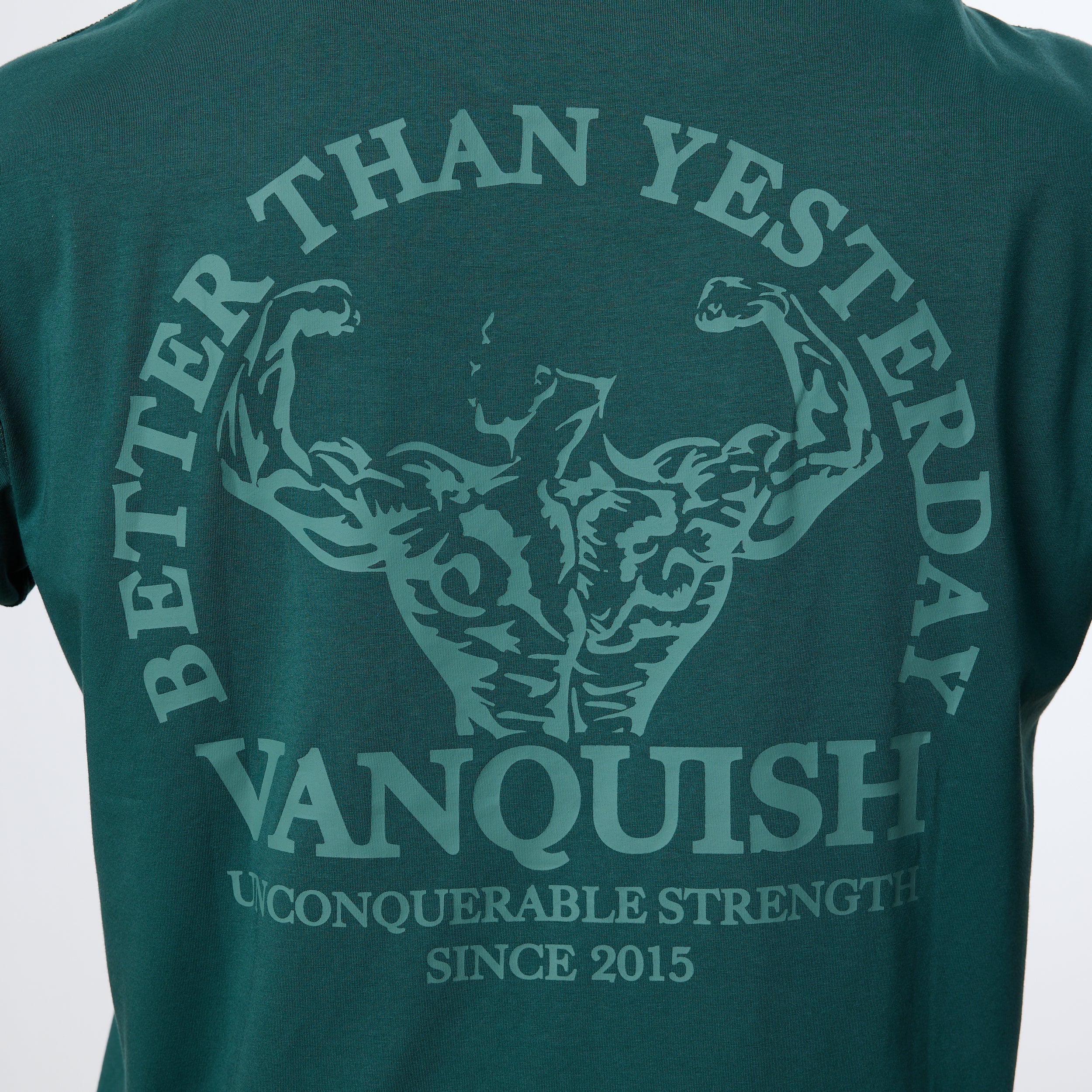 Vanquish – Übergroßes T-Shirt „Unconquerable Strength“ in Waldgrün