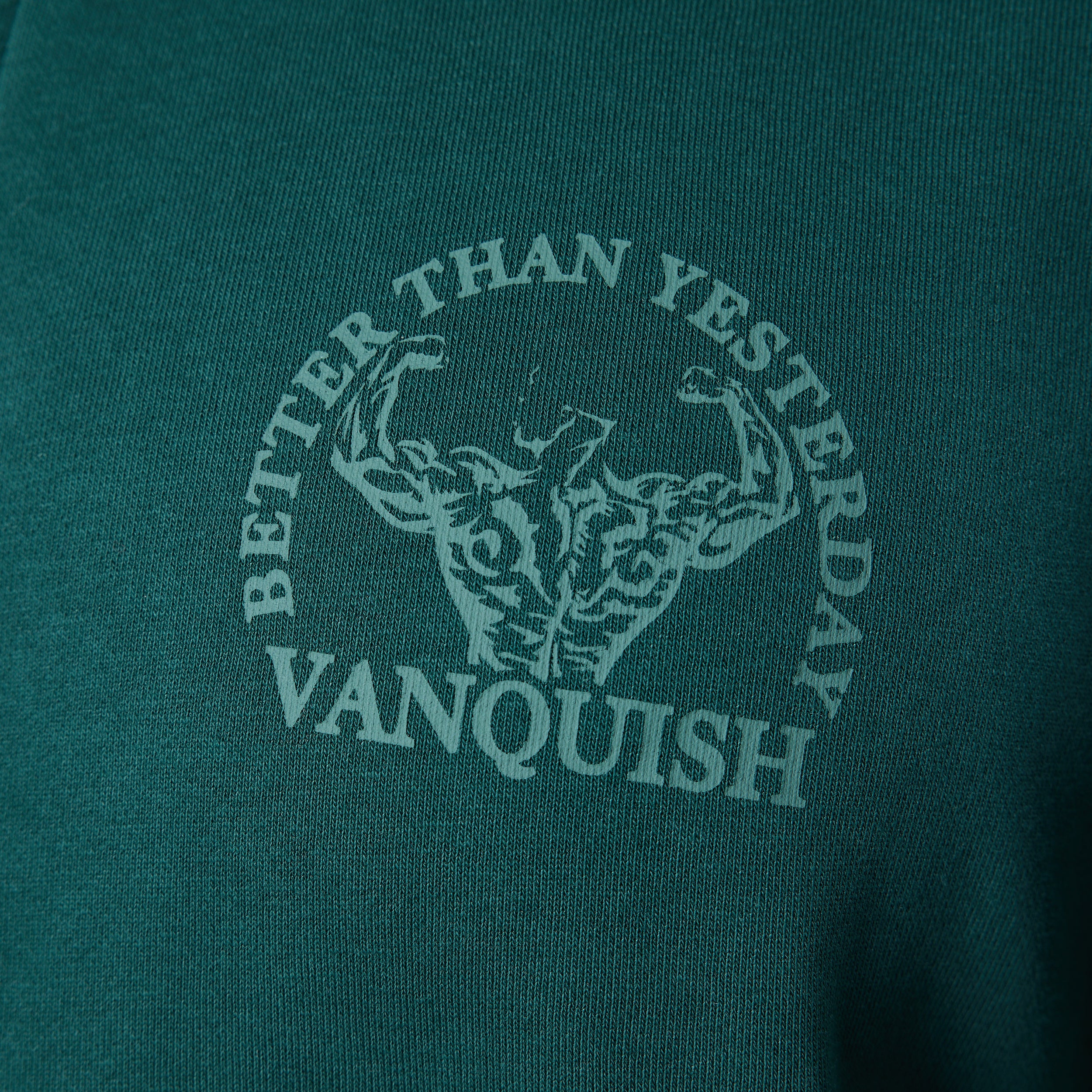 Vanquish – Unconquerable Strength – Pullover mit Viertelreißverschluss in Waldgrün