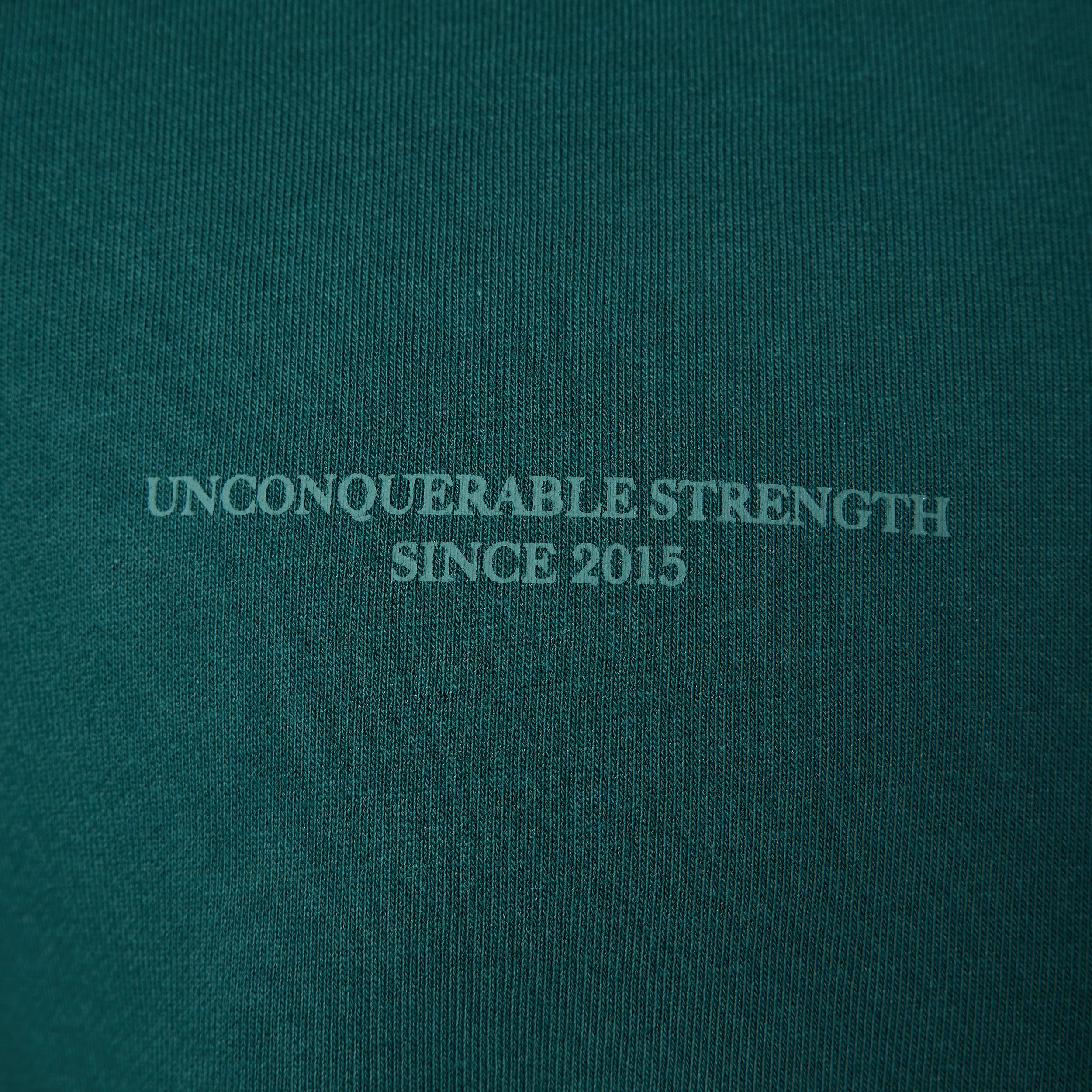 Vanquish – Unconquerable Strength – Pullover mit Viertelreißverschluss in Waldgrün