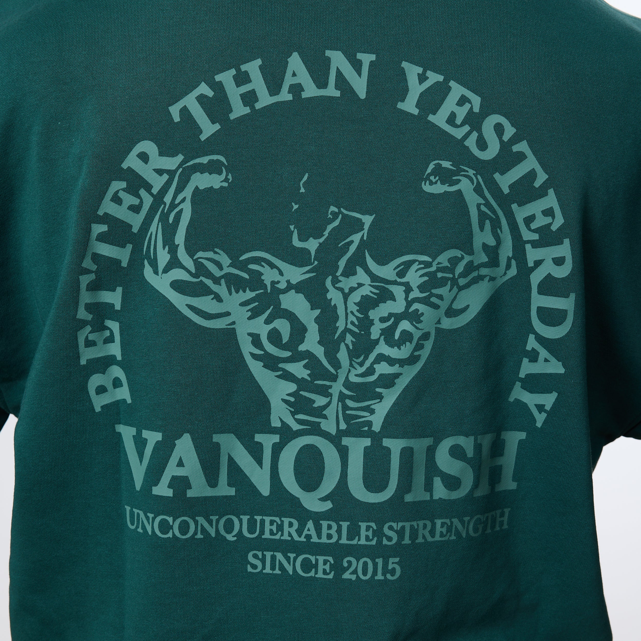 Vanquish – Unconquerable Strength – Pullover mit Viertelreißverschluss in Waldgrün