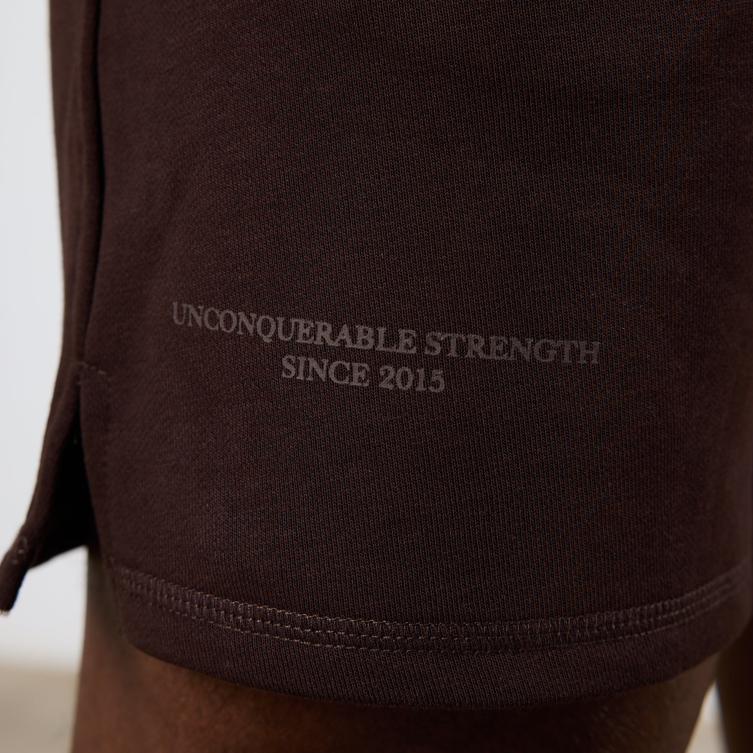 Vanquish – Unconquerable Strength – Shorts mit weitem Bein in Dunkelbraun