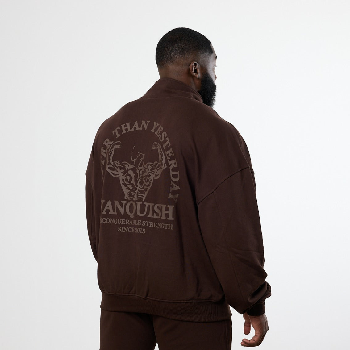 Vanquish – Dunkelbrauner Pullover „Unconquerable Strength“ mit Viertelreißverschluss