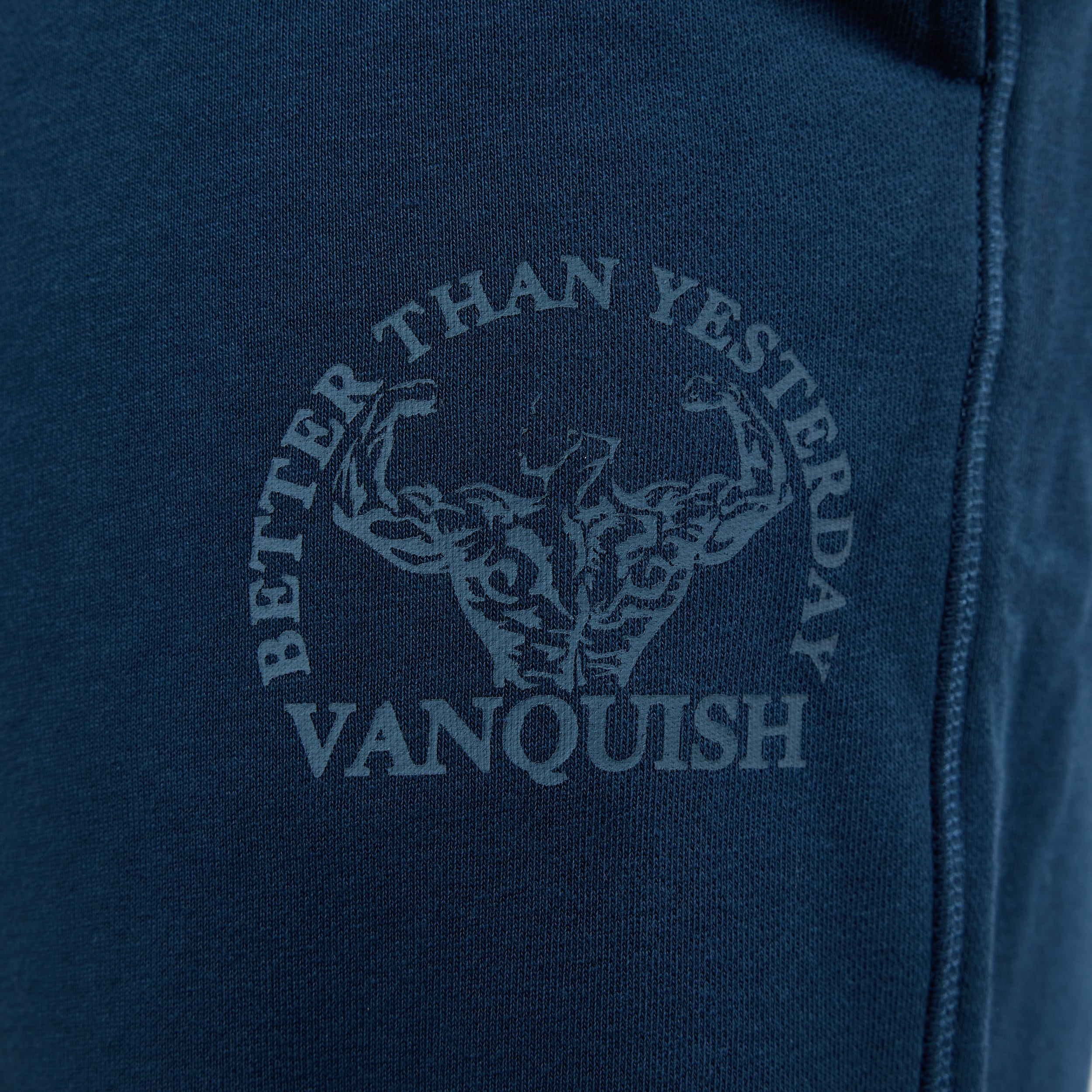 Vanquish – Jogginghose „Unconquerable Strength“ in Mitternachtsblau mit geradem Bein