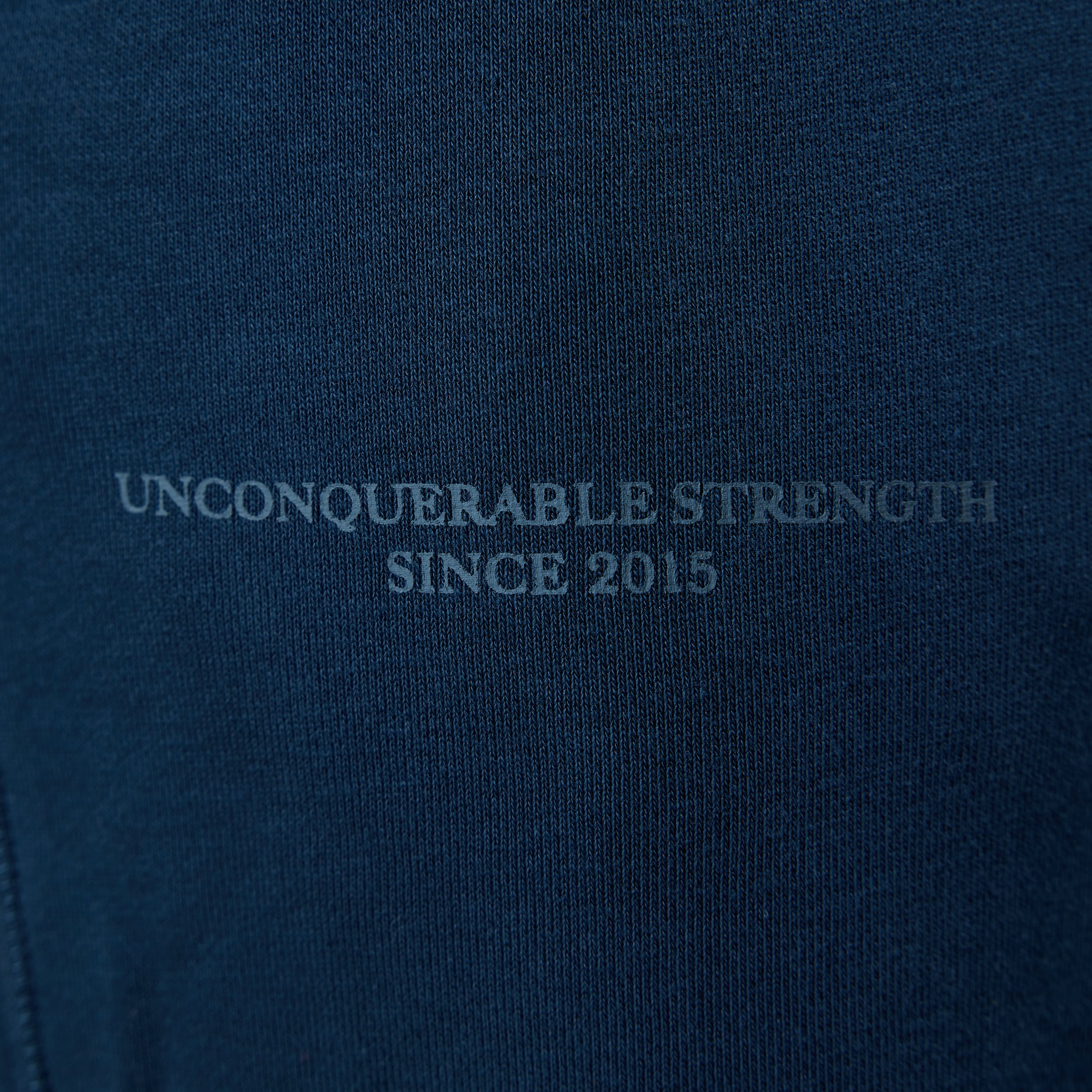 Vanquish – Jogginghose „Unconquerable Strength“ in Mitternachtsblau mit geradem Bein