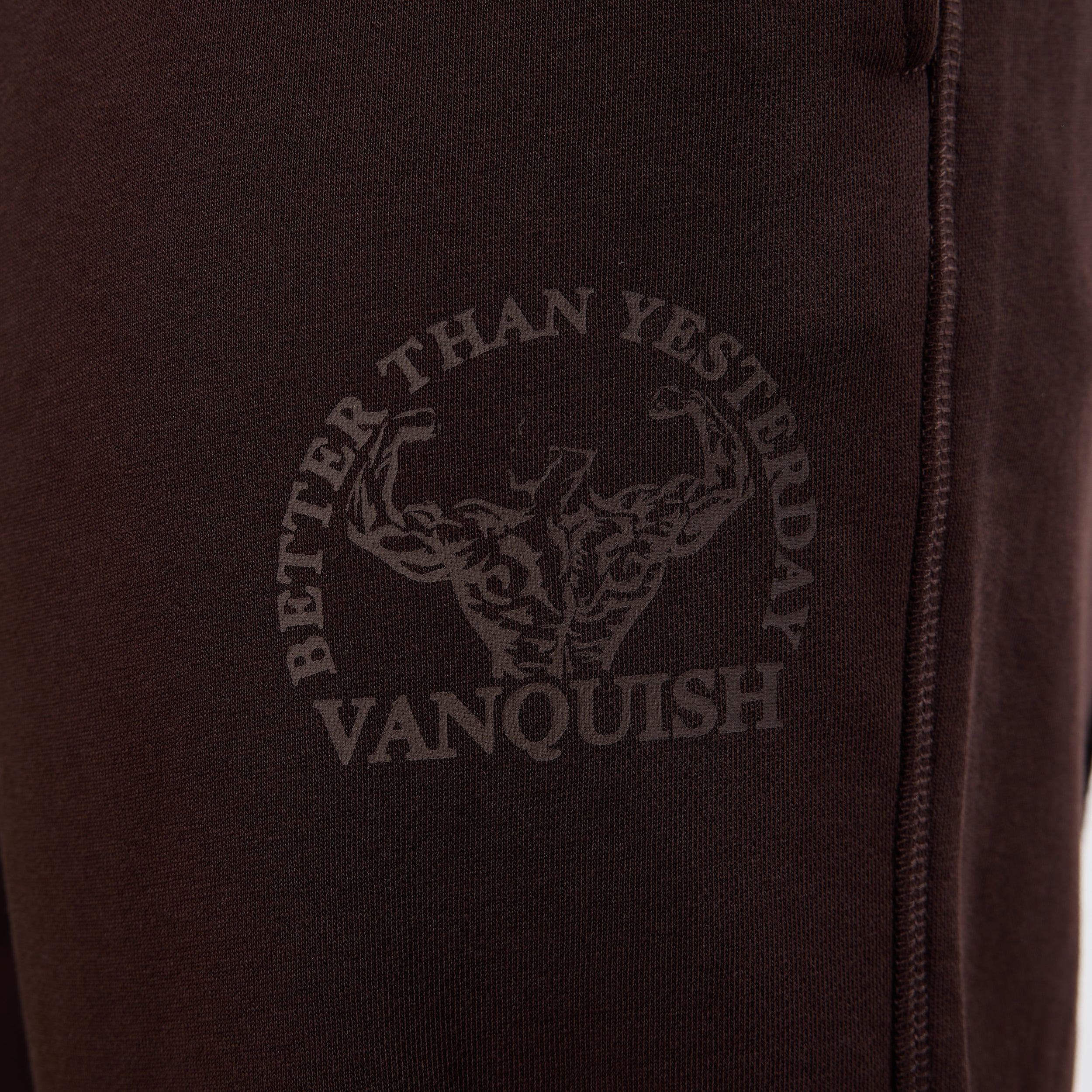 Vanquish – Jogginghose „Unconquerable Strength“ in Dunkelbraun mit geradem Bein