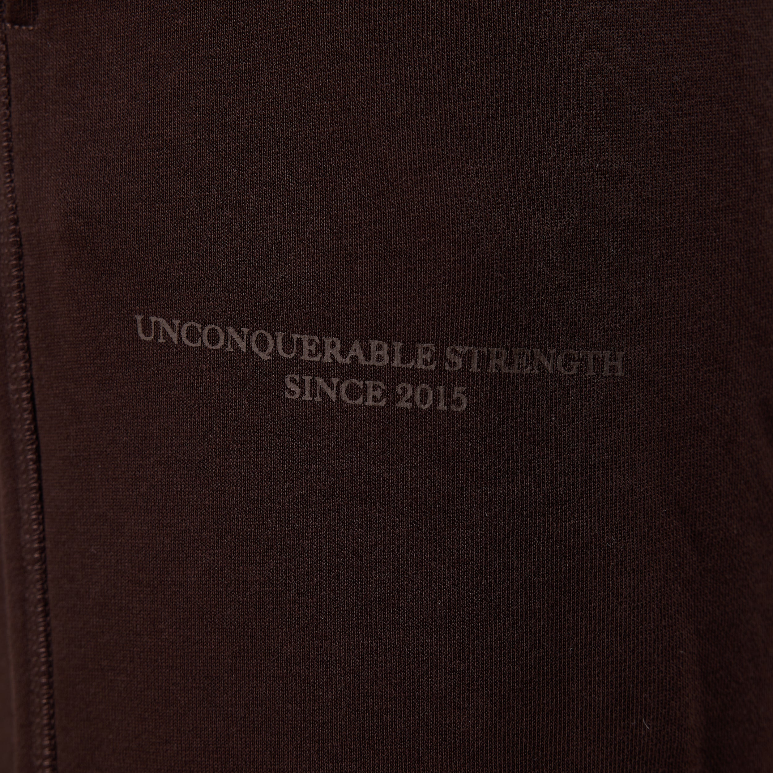 Vanquish – Jogginghose „Unconquerable Strength“ in Dunkelbraun mit geradem Bein