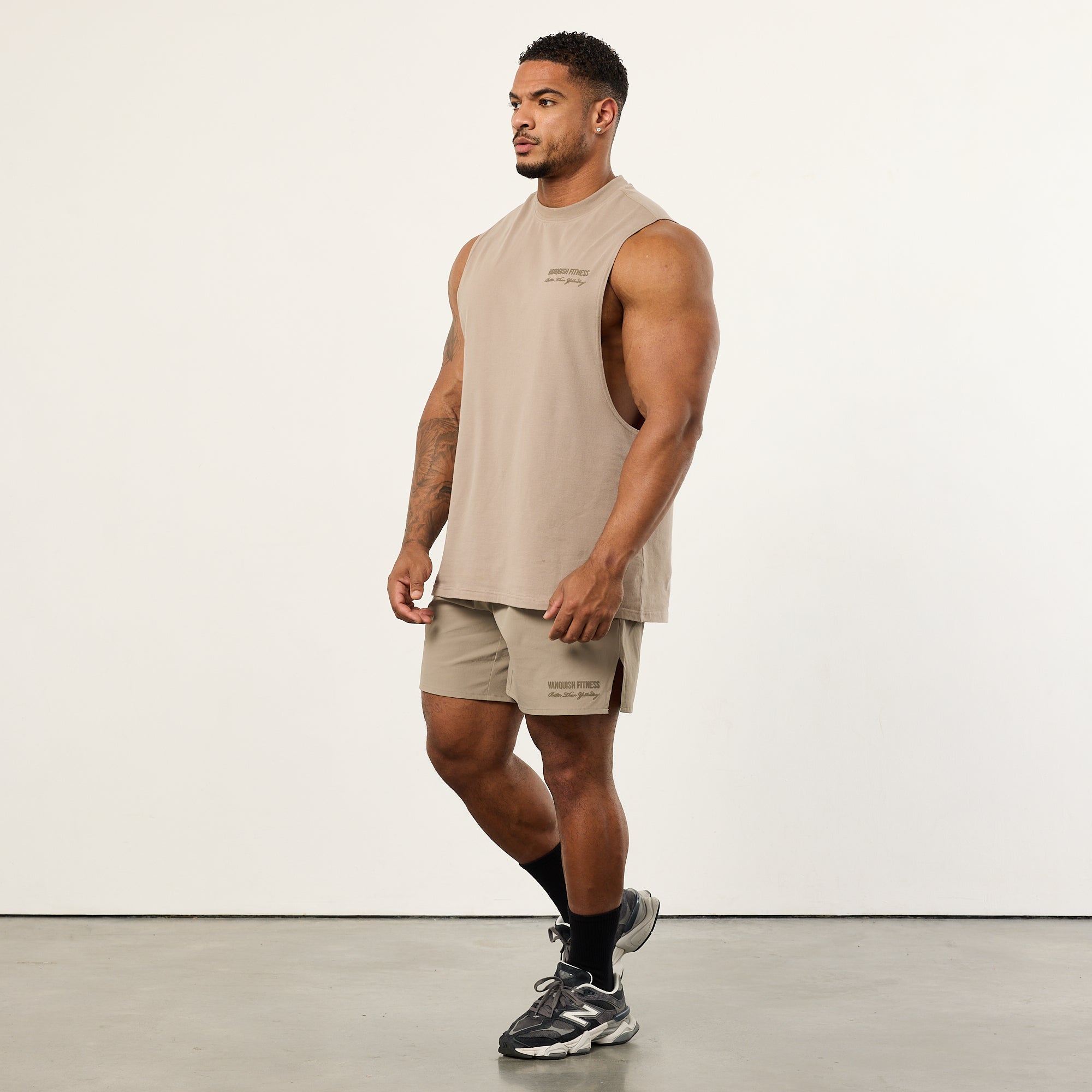 Vanquish – Sandfarbene Shorts mit Signaturmuster