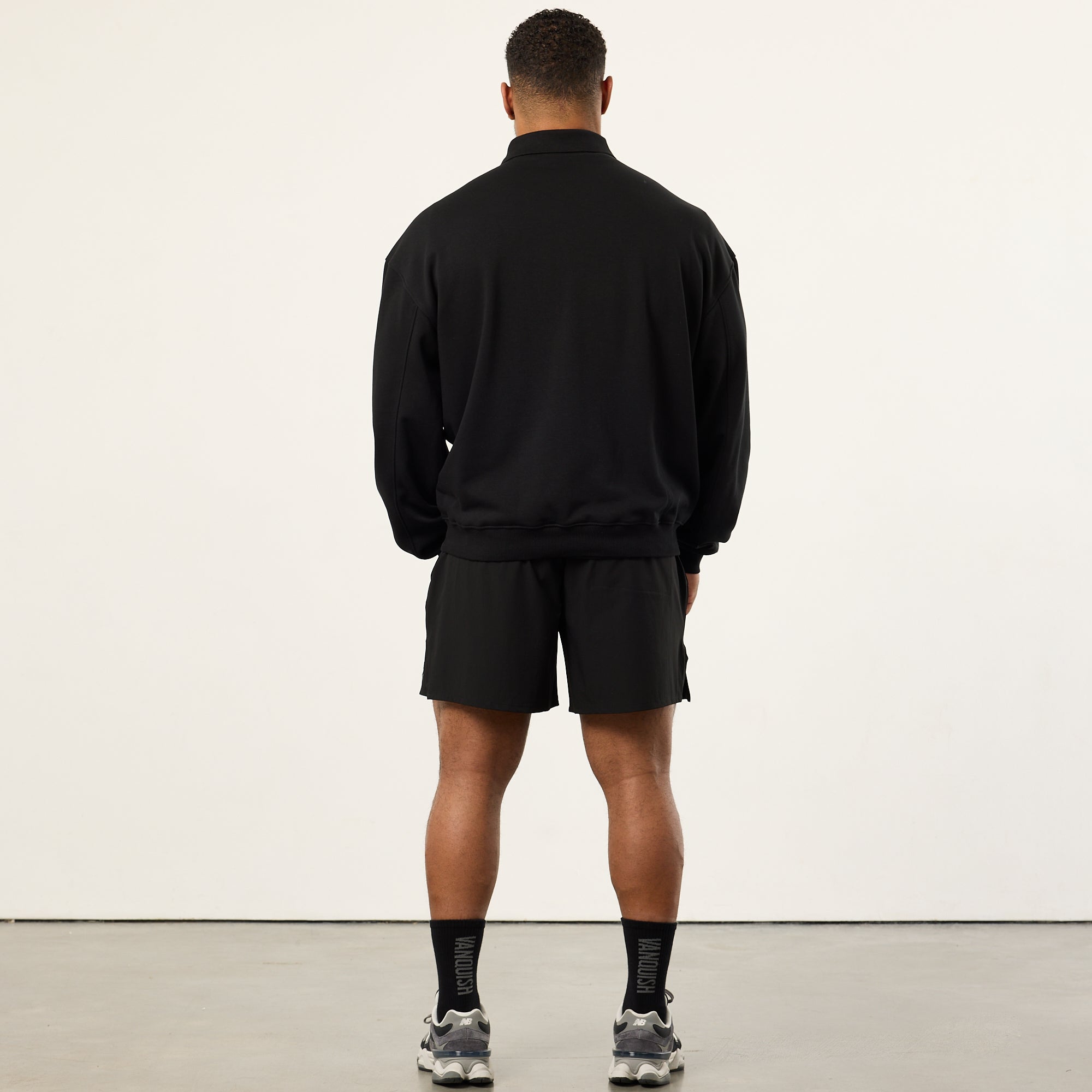 Vanquish – Schwarze Shorts mit charakteristischem Webmuster